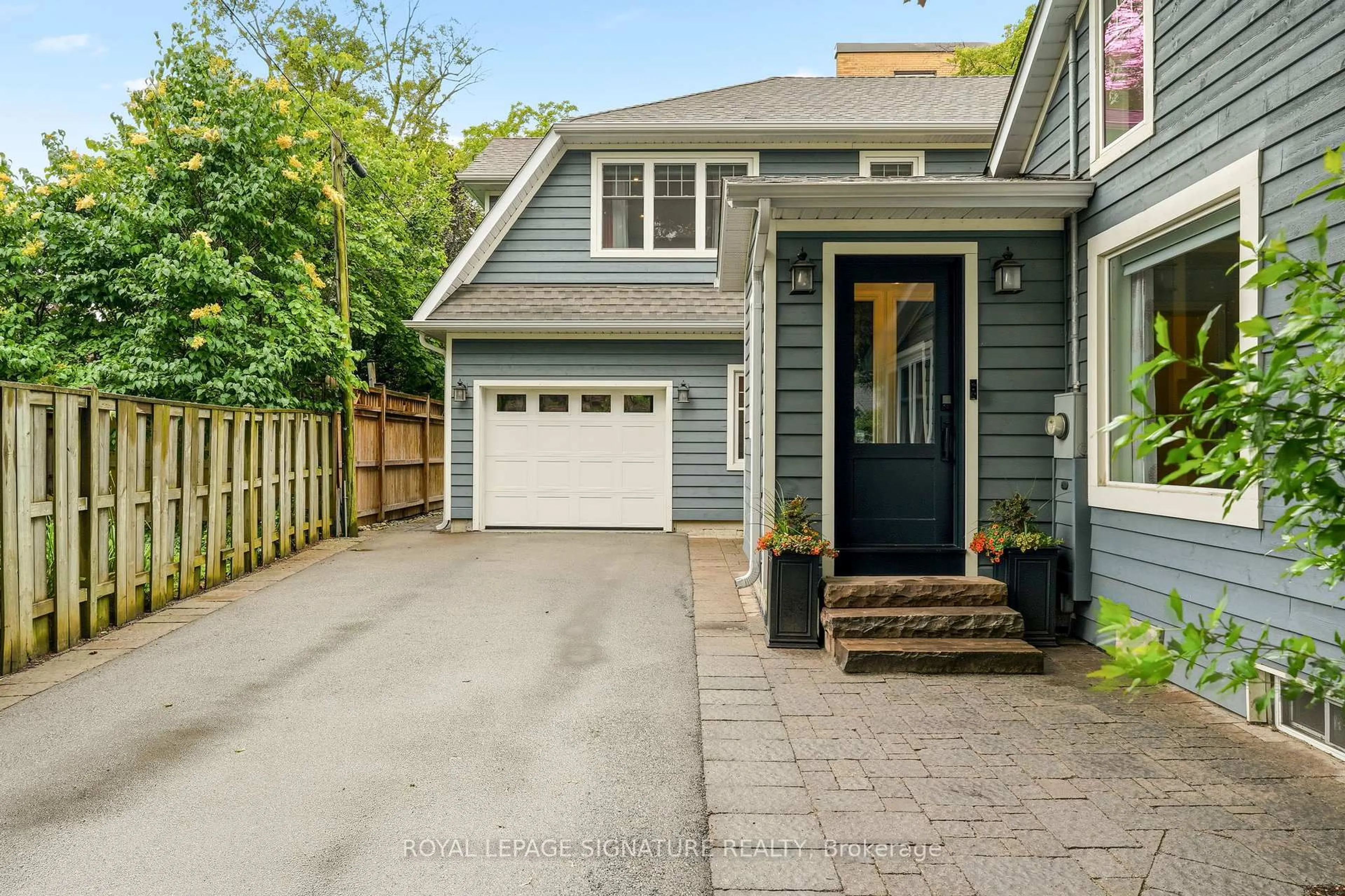 Home with vinyl exterior material, street for 438 Watson Ave, Oakville Ontario L6J 3W2