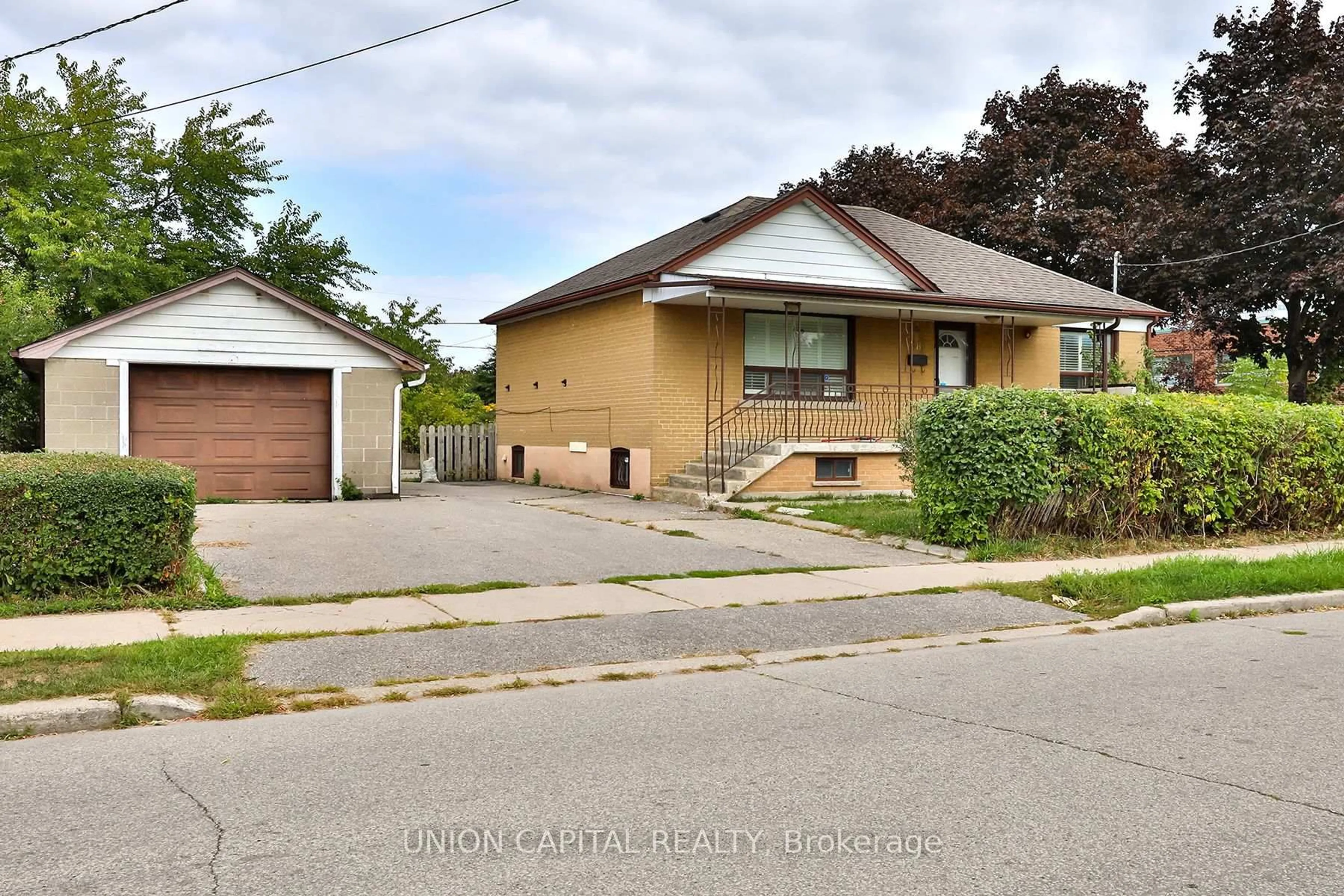 A pic from outside/outdoor area/front of a property/back of a property/a pic from drone, street for 38 Claver Ave, Toronto Ontario M6B 2V8