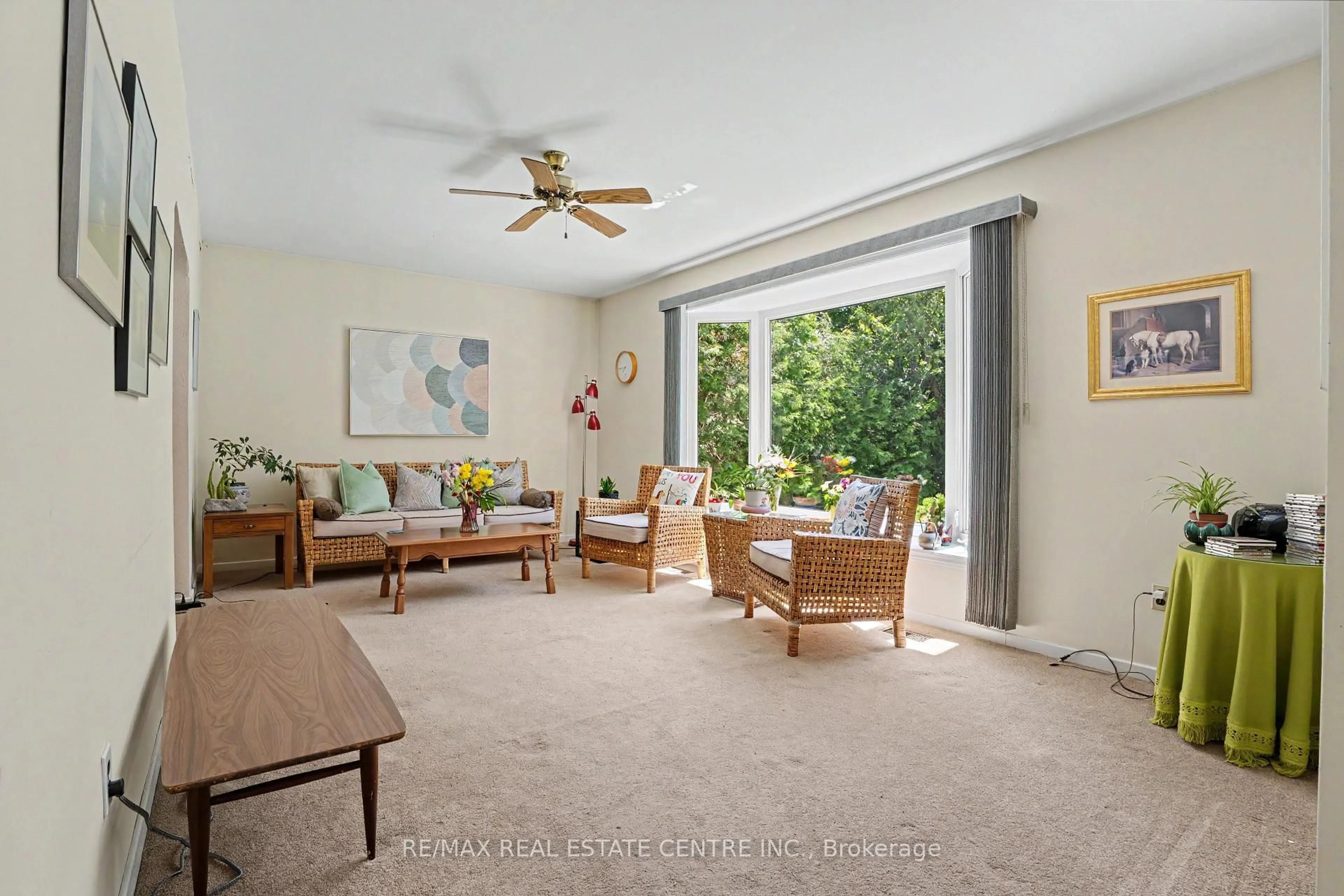 Living room with furniture, unknown for 2068 Wellington Ave, Burlington Ontario L7R 1P3