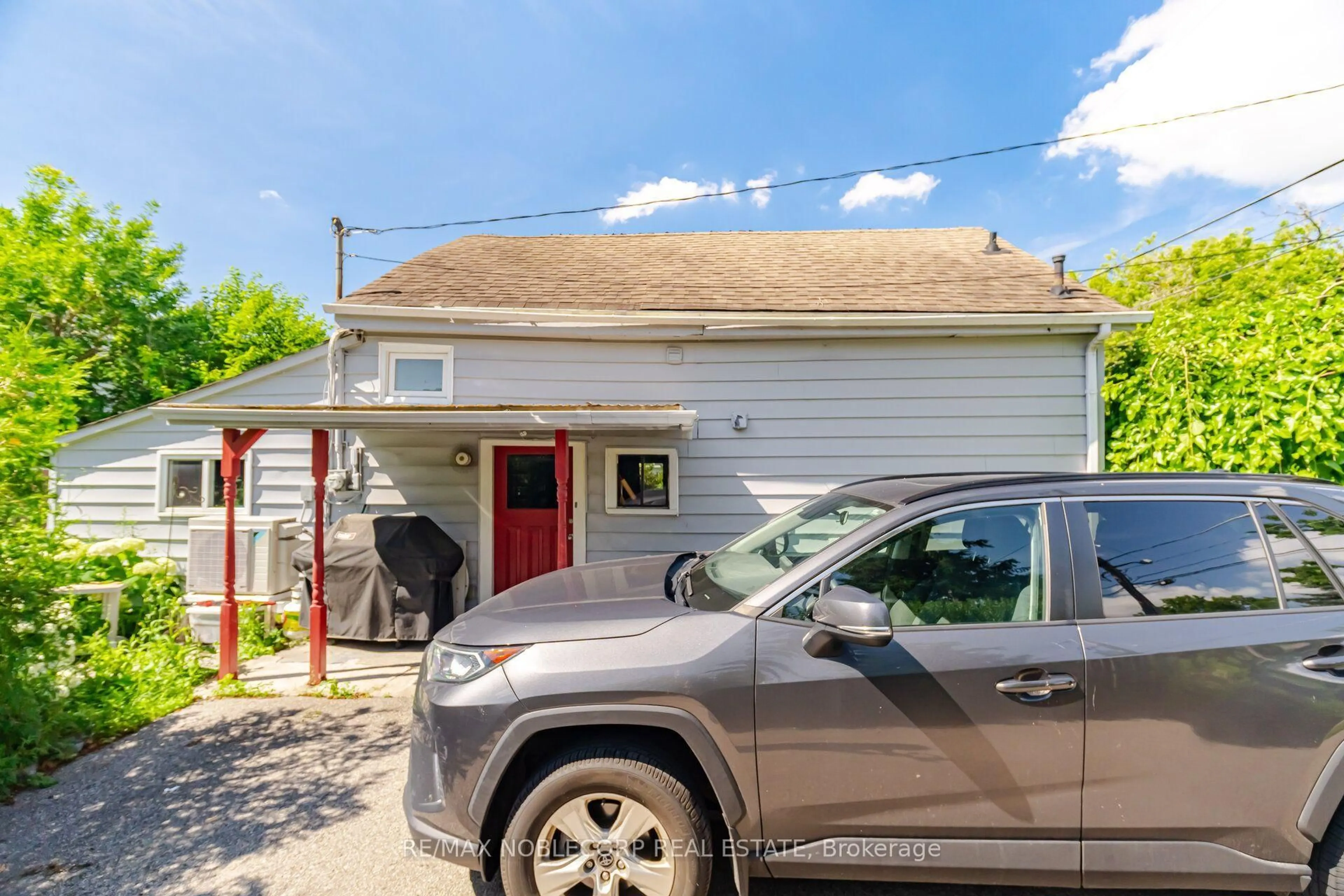 A pic from outside/outdoor area/front of a property/back of a property/a pic from drone, street for 262 Pine St, Milton Ontario L9T 1K5