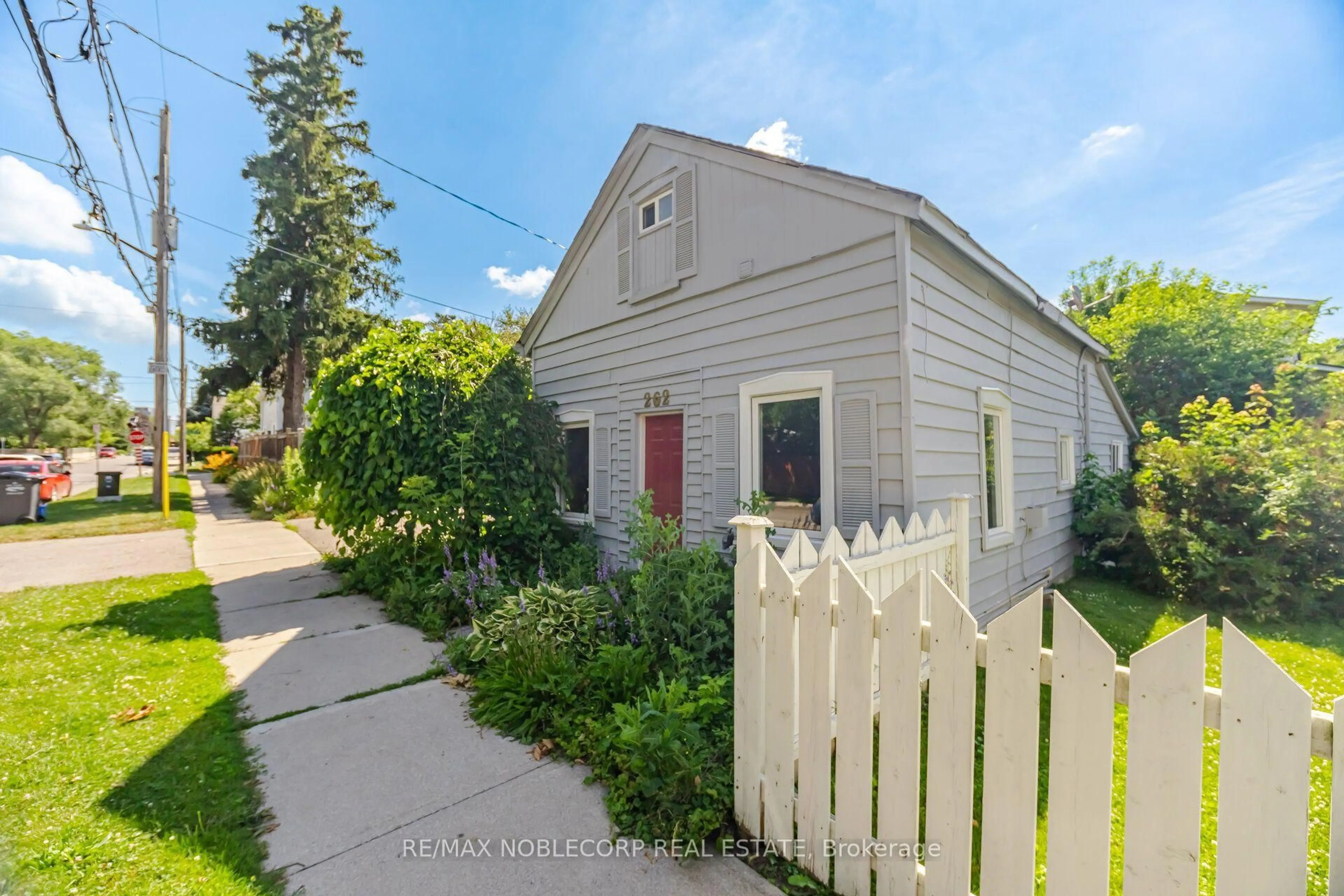 A pic from outside/outdoor area/front of a property/back of a property/a pic from drone, street for 262 Pine St, Milton Ontario L9T 1K5