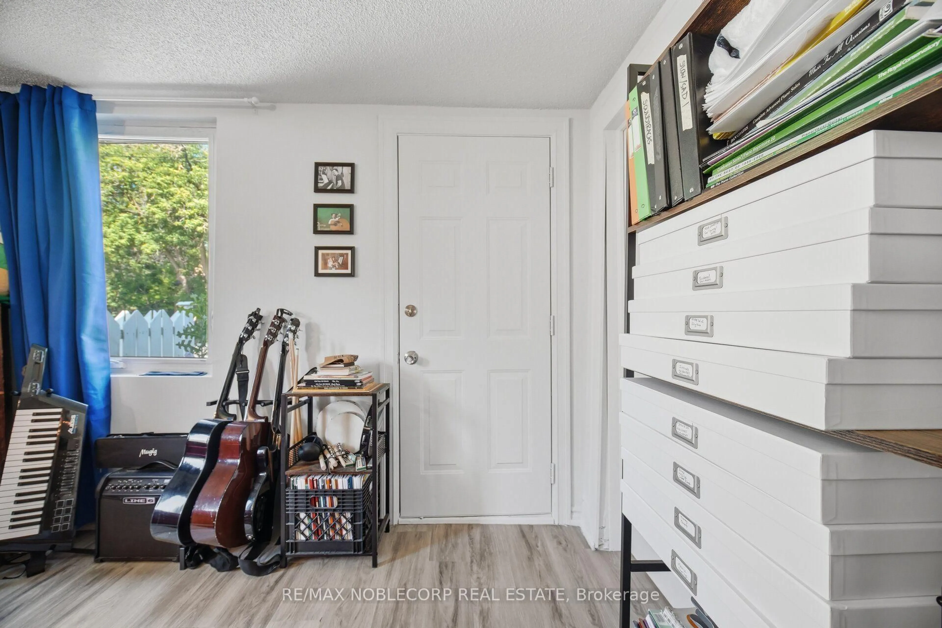 Indoor entryway for 262 Pine St, Milton Ontario L9T 1K5