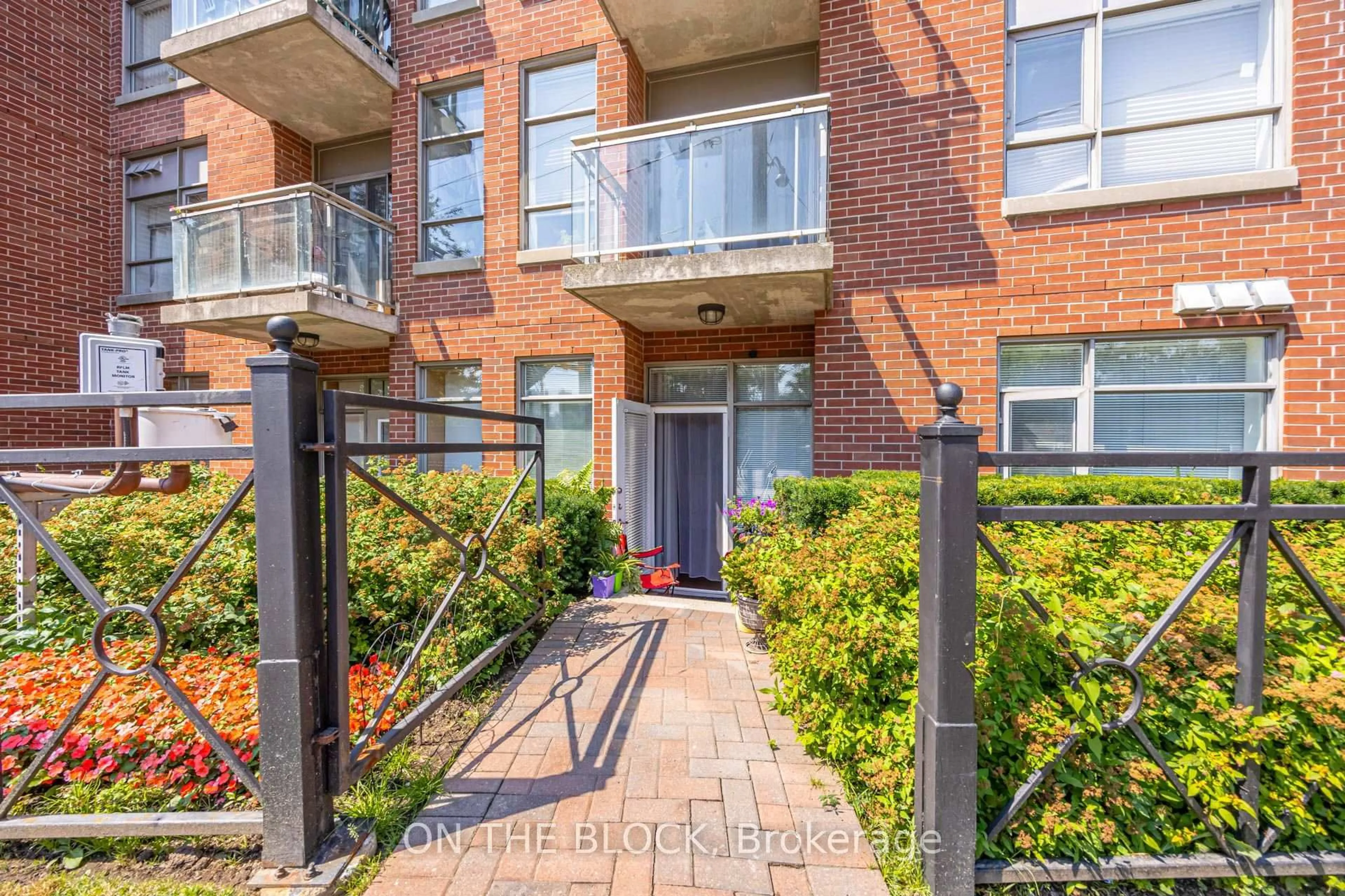 Unknown for 2495 Dundas St #107, Toronto Ontario M6P 1X4