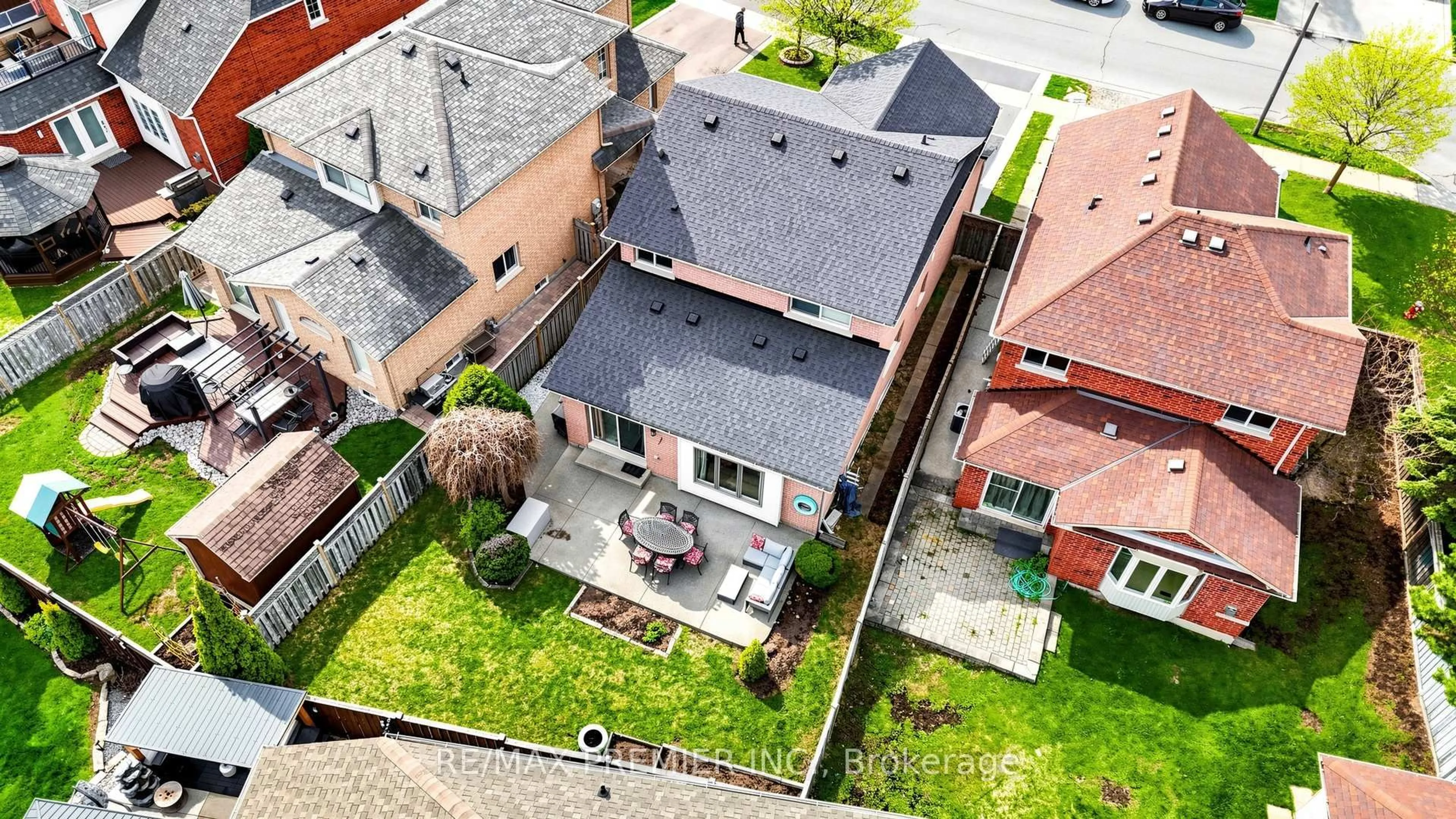 A pic from outside/outdoor area/front of a property/back of a property/a pic from drone, city buildings view from balcony for 6 Terrastone Crt, Caledon Ontario L7E 2H1
