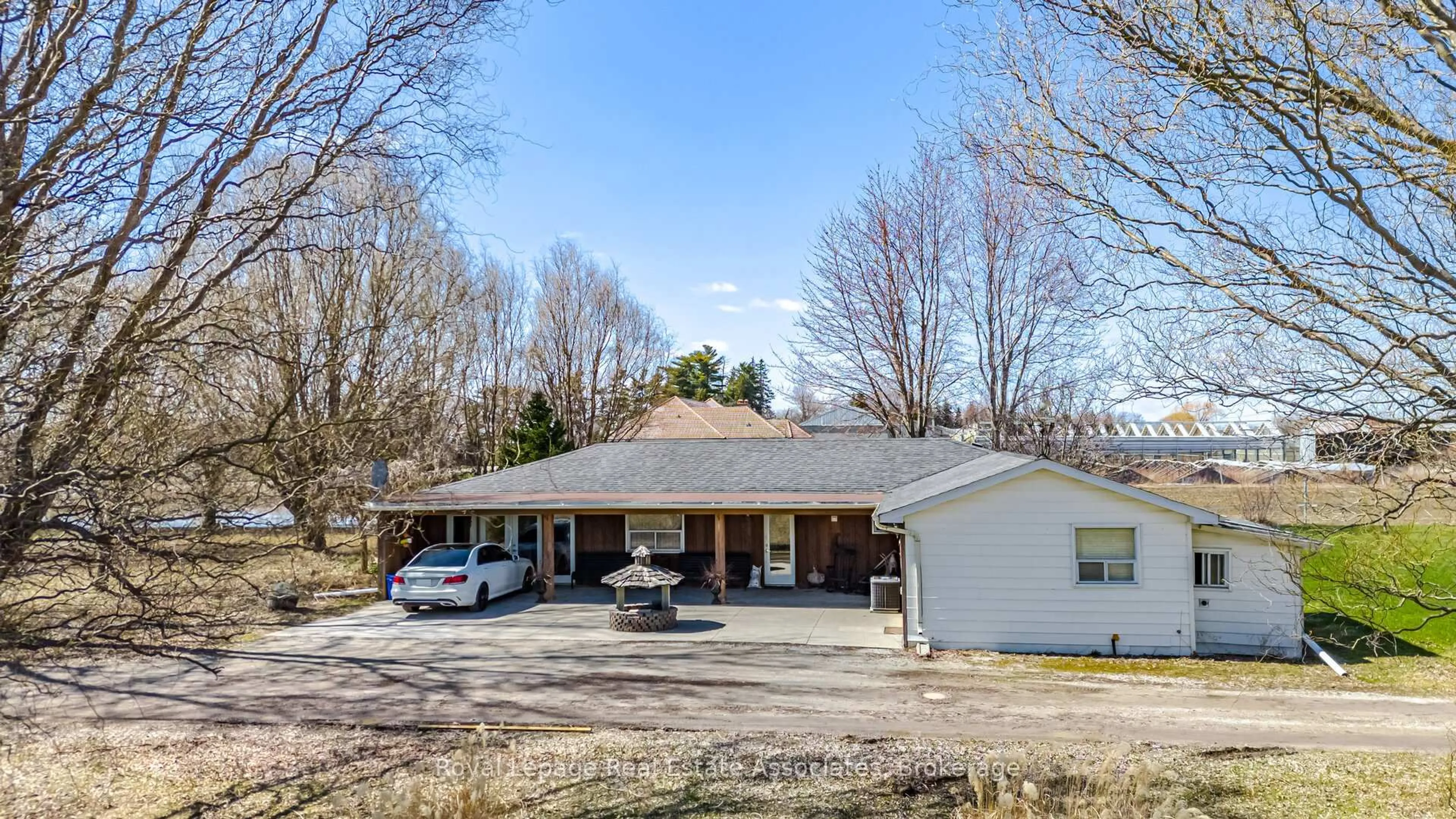 A pic from outside/outdoor area/front of a property/back of a property/a pic from drone, unknown for 5327 Eighth Line, Milton Ontario L0P 1E0