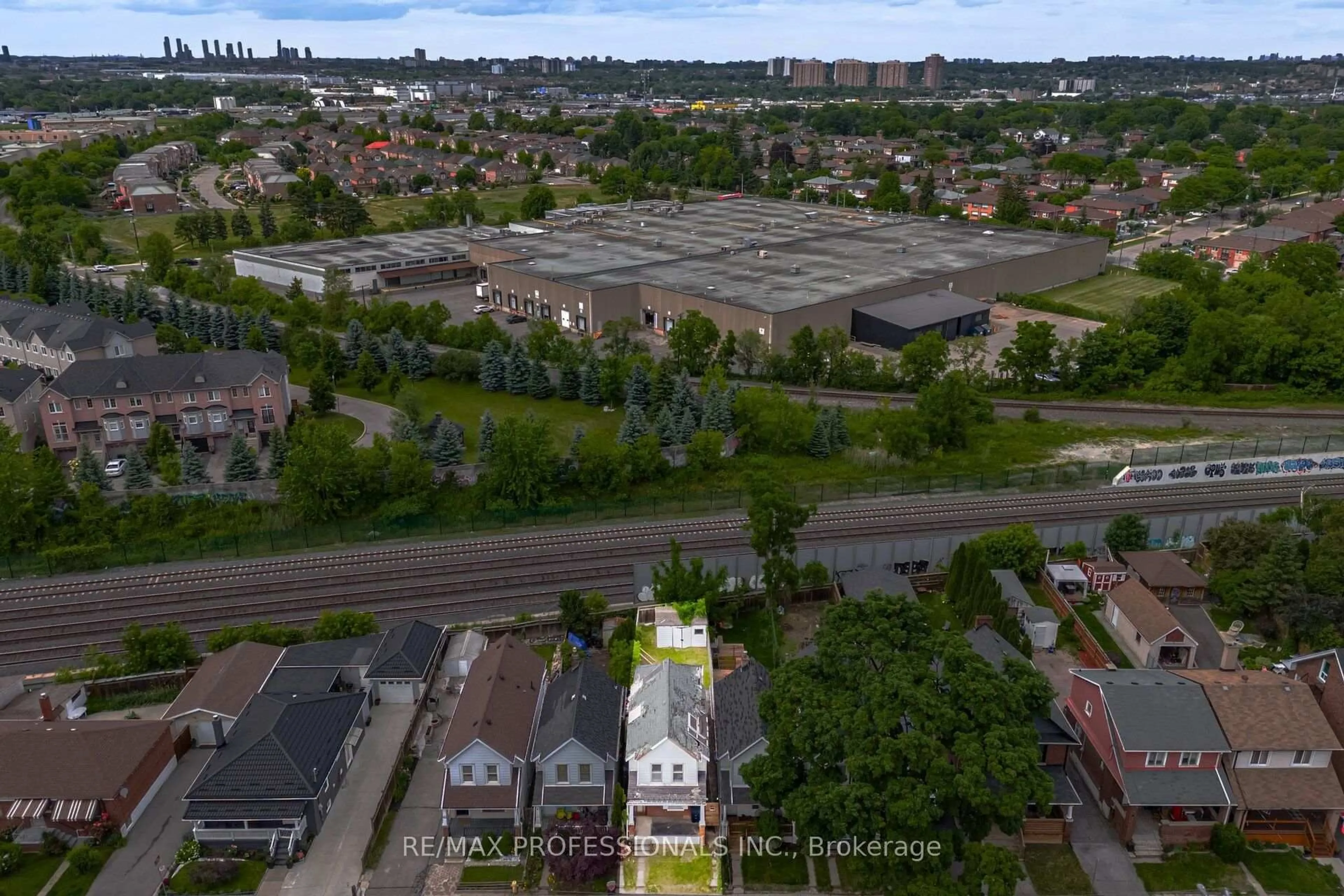 A pic from outside/outdoor area/front of a property/back of a property/a pic from drone, street for 39 Holley Ave, Toronto Ontario M9N 2C4