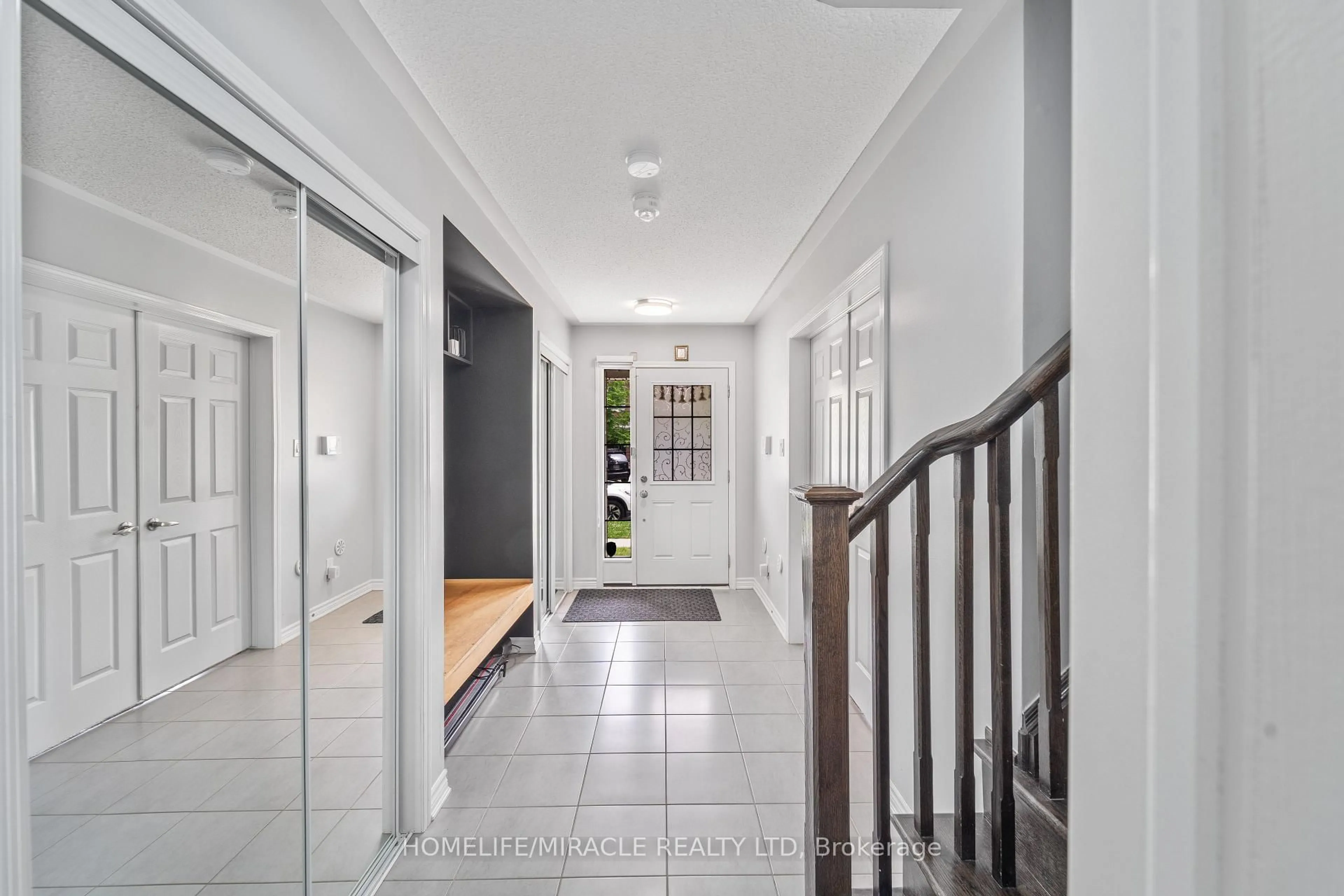 Indoor foyer for 24 Metro Cres, Brampton Ontario L7A 0A8