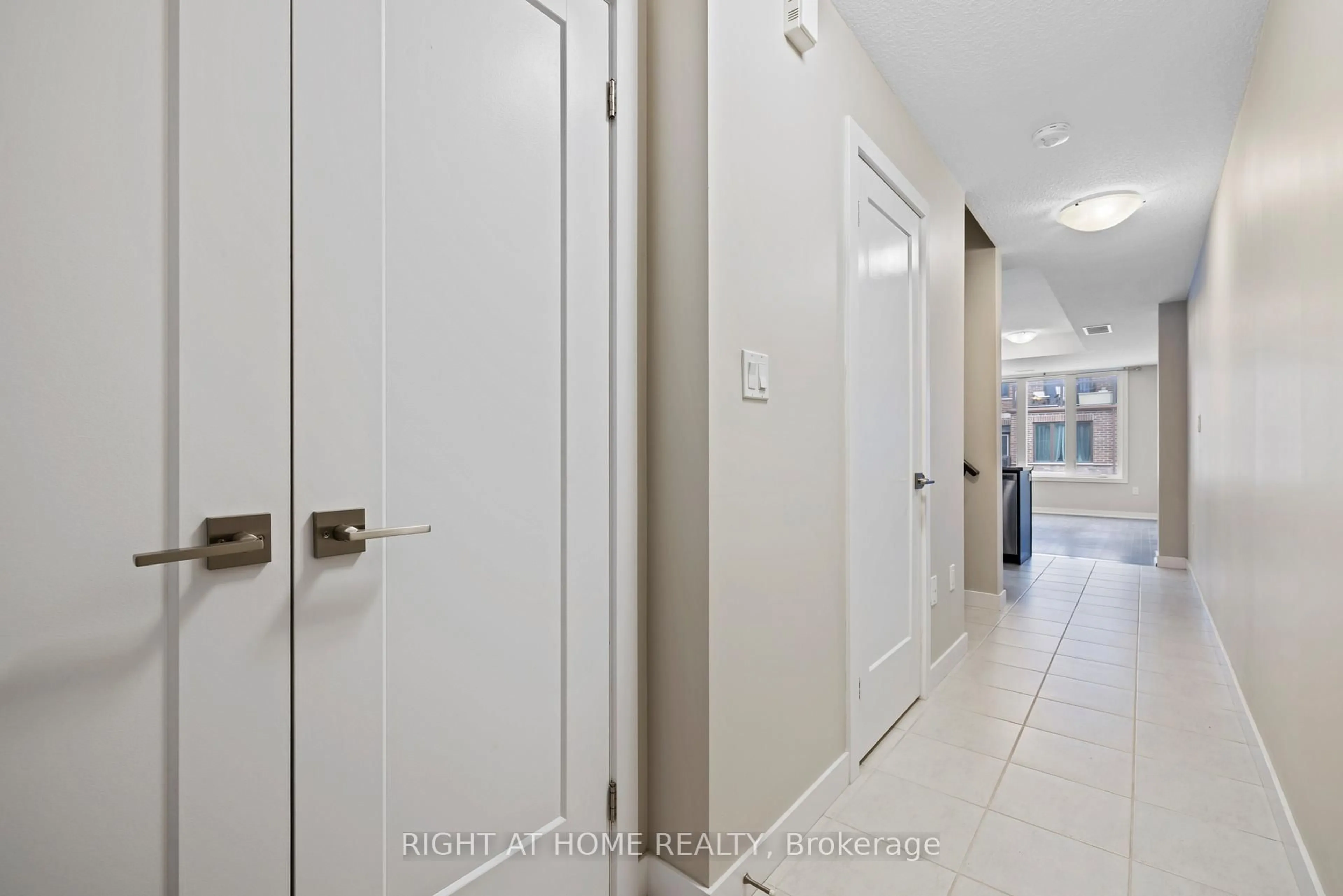 Indoor entryway for 445 Ontario St #56, Milton Ontario L3Y 2K6