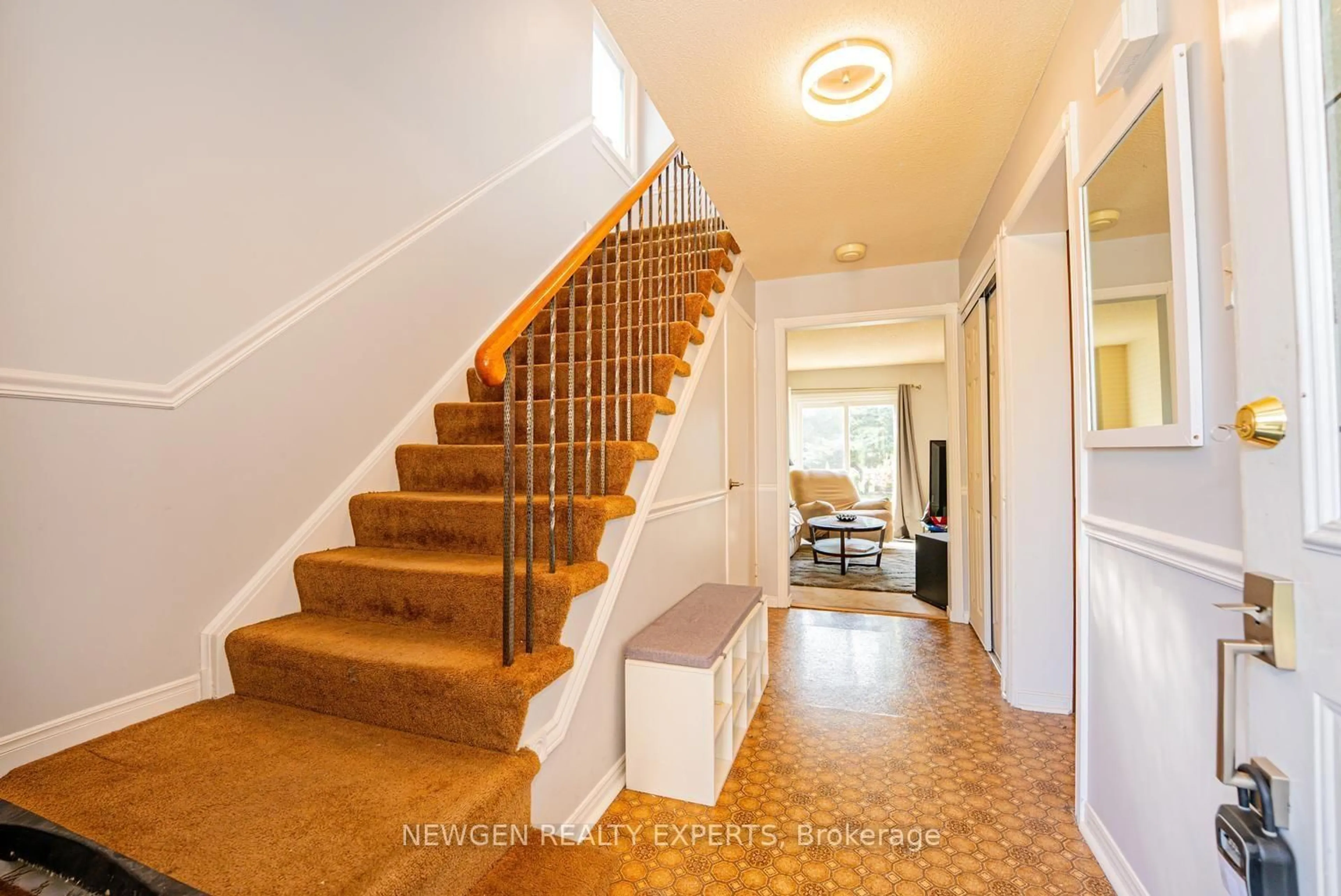 Indoor foyer for 7022 Cordingley Cres, Mississauga Ontario L5N 4Z5