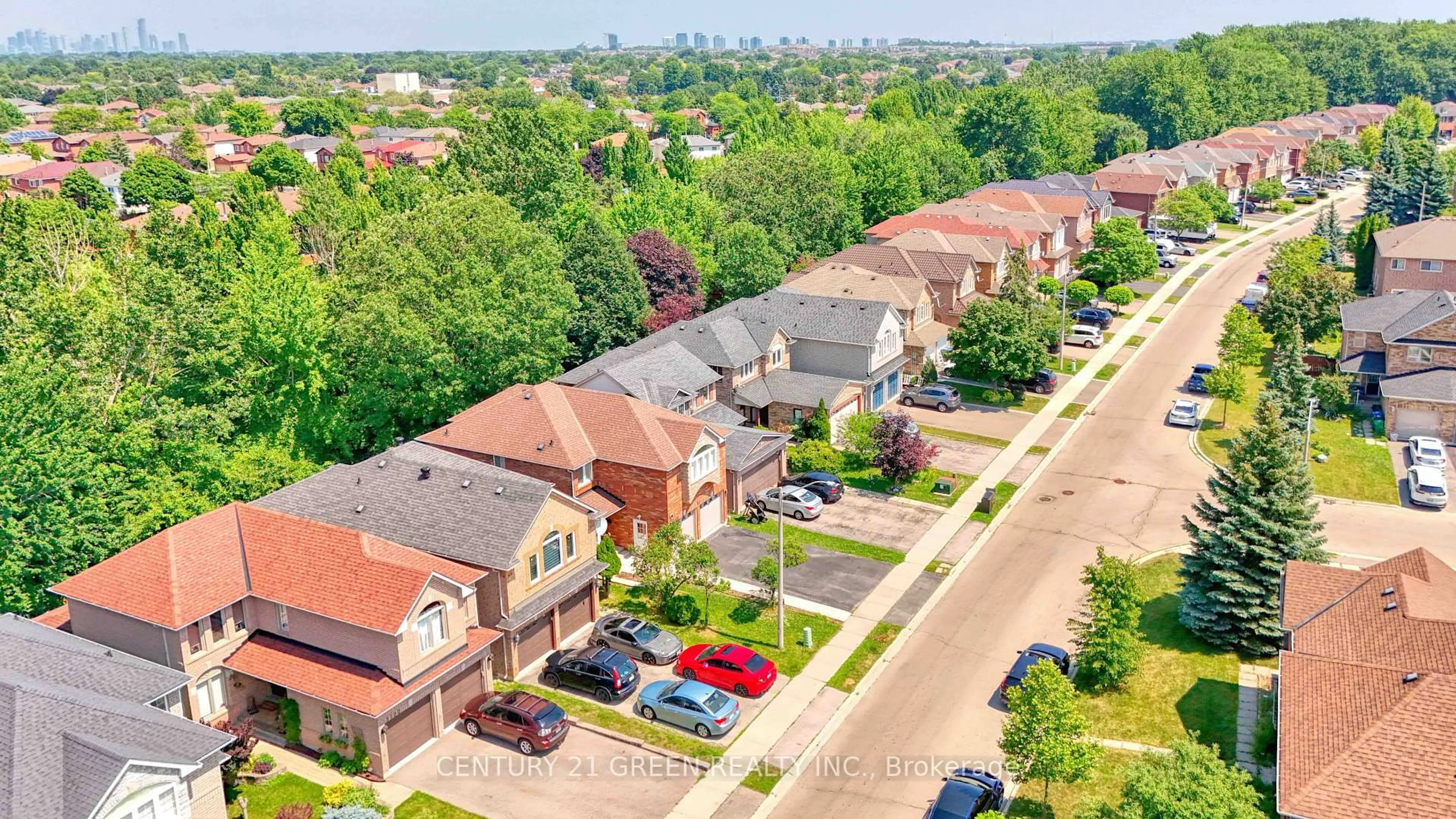 A pic from outside/outdoor area/front of a property/back of a property/a pic from drone, street for 3706 Forest Bluff Cres, Mississauga Ontario L5N 7W7