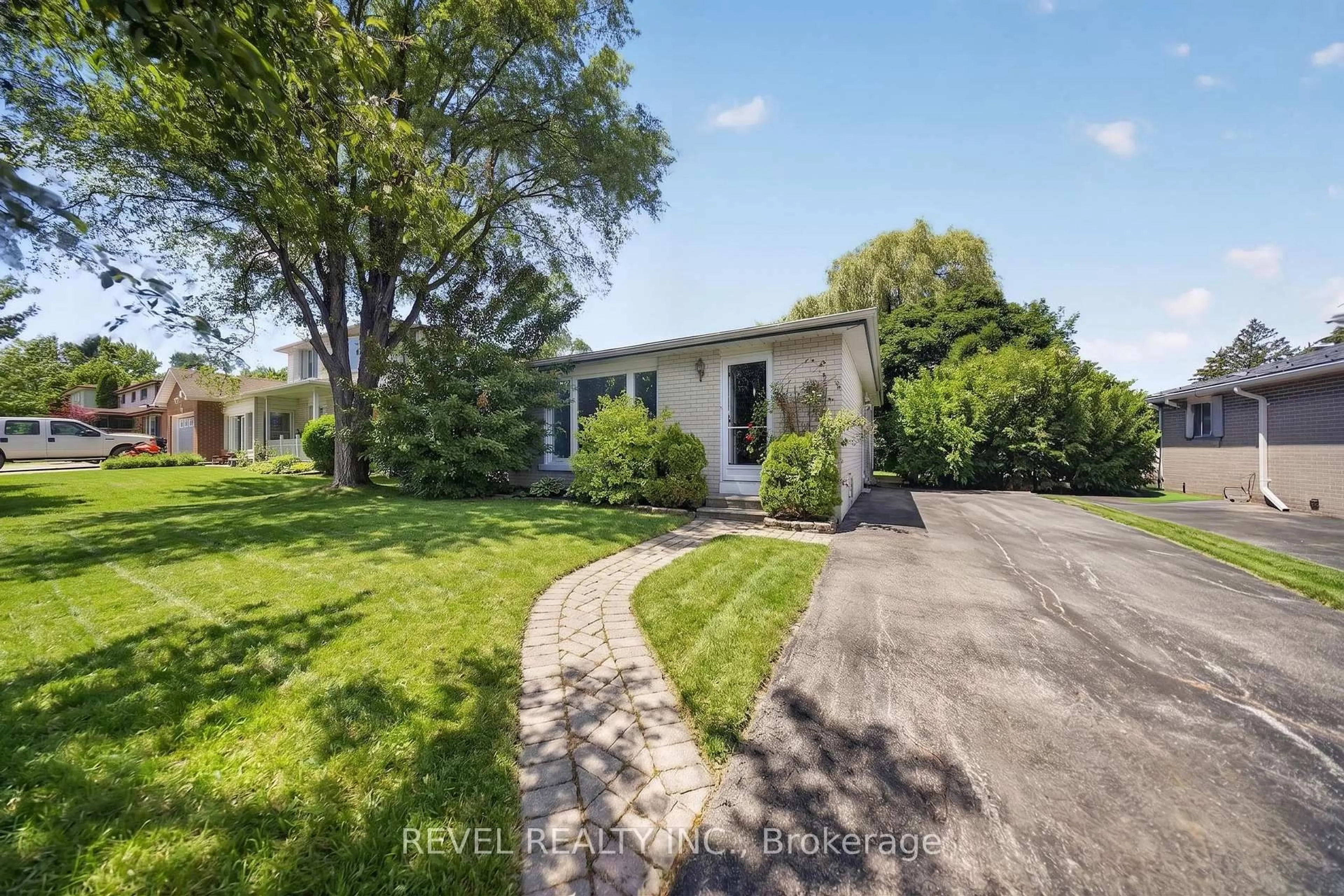 A pic from outside/outdoor area/front of a property/back of a property/a pic from drone, street for 9 Deloraine Dr, Brampton Ontario L6T 1T5