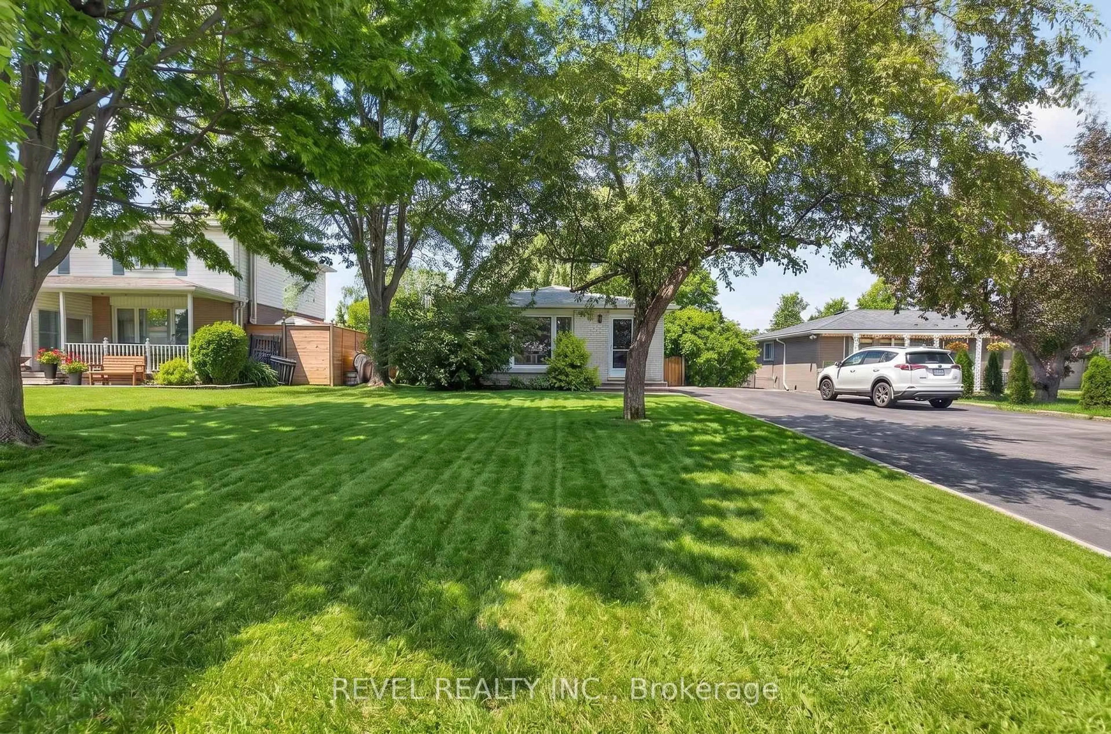 A pic from outside/outdoor area/front of a property/back of a property/a pic from drone, street for 9 Deloraine Dr, Brampton Ontario L6T 1T5