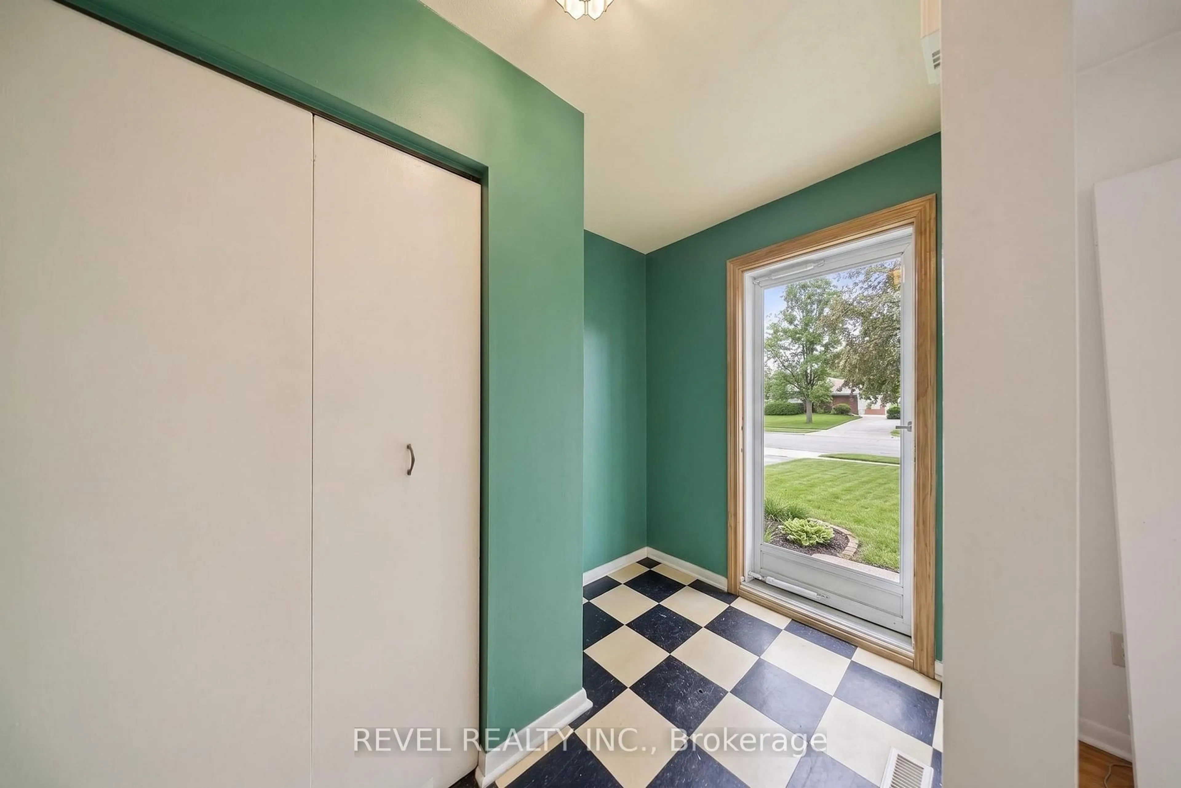 Indoor entryway for 9 Deloraine Dr, Brampton Ontario L6T 1T5