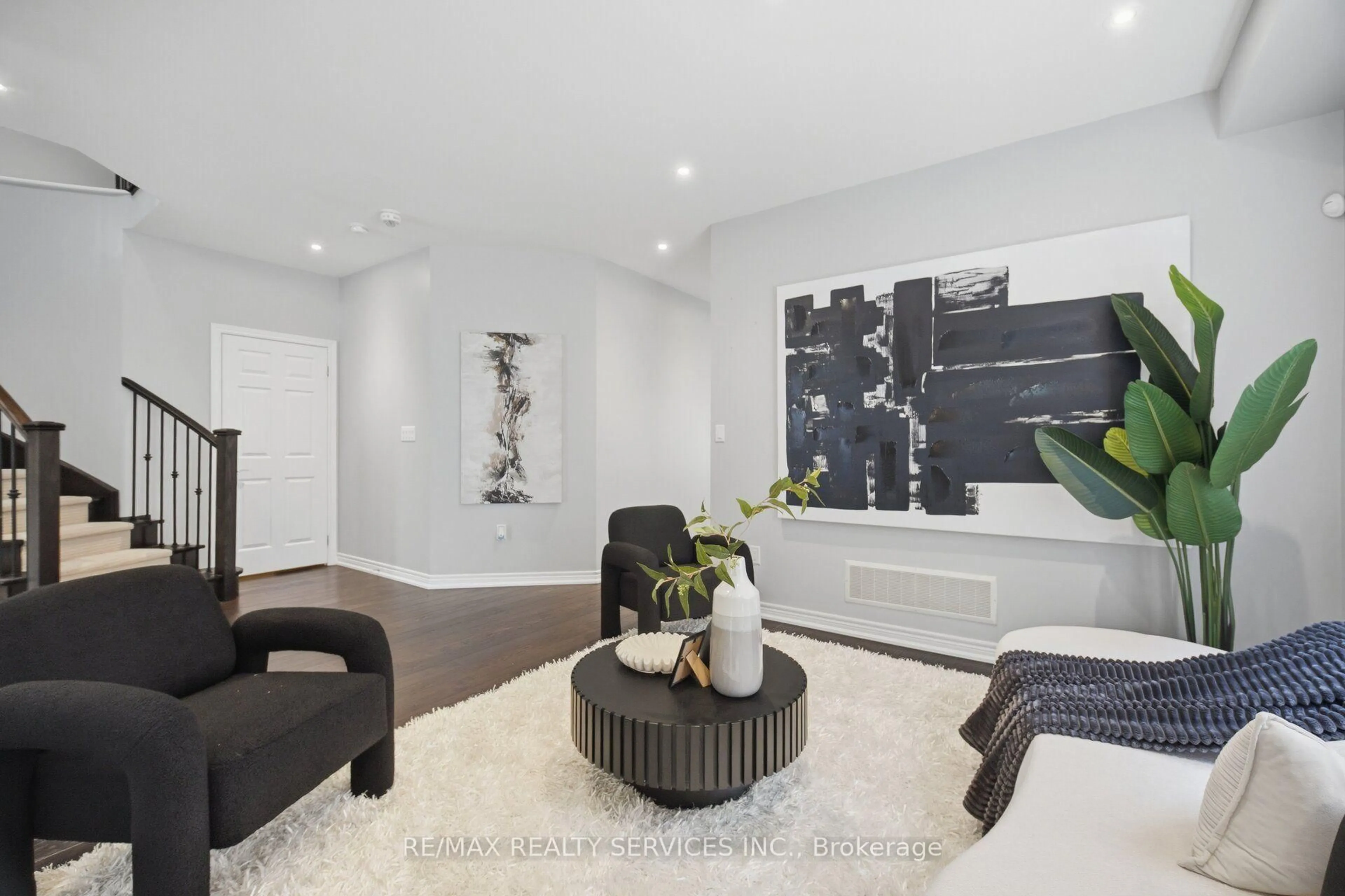 Living room with furniture, unknown for 164 Bonnieglen Farm Blvd, Caledon Ontario L7C 4B9