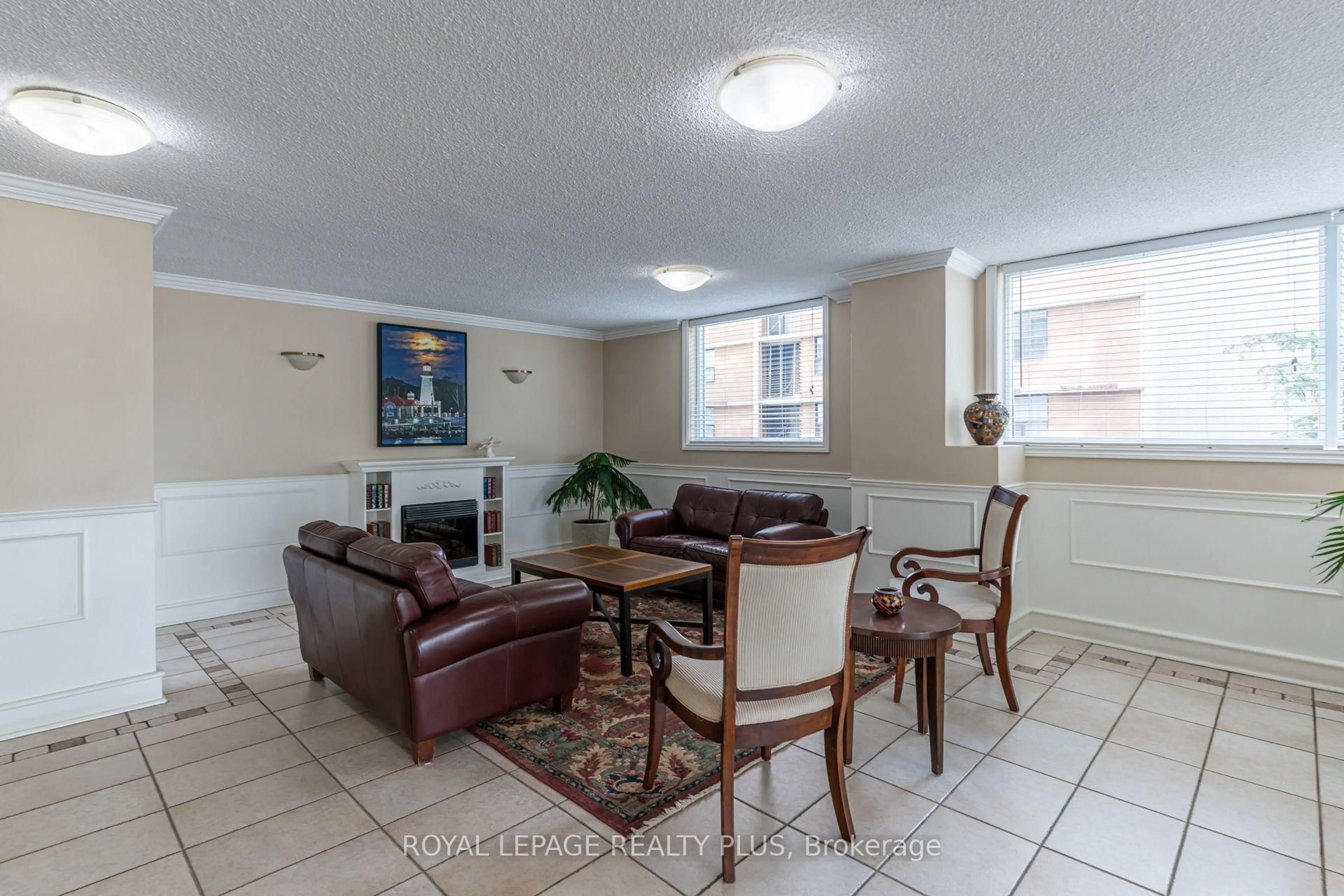 Living room with furniture, unknown for 39 Stavebank Rd #PH 4, Mississauga Ontario L5G 4N7