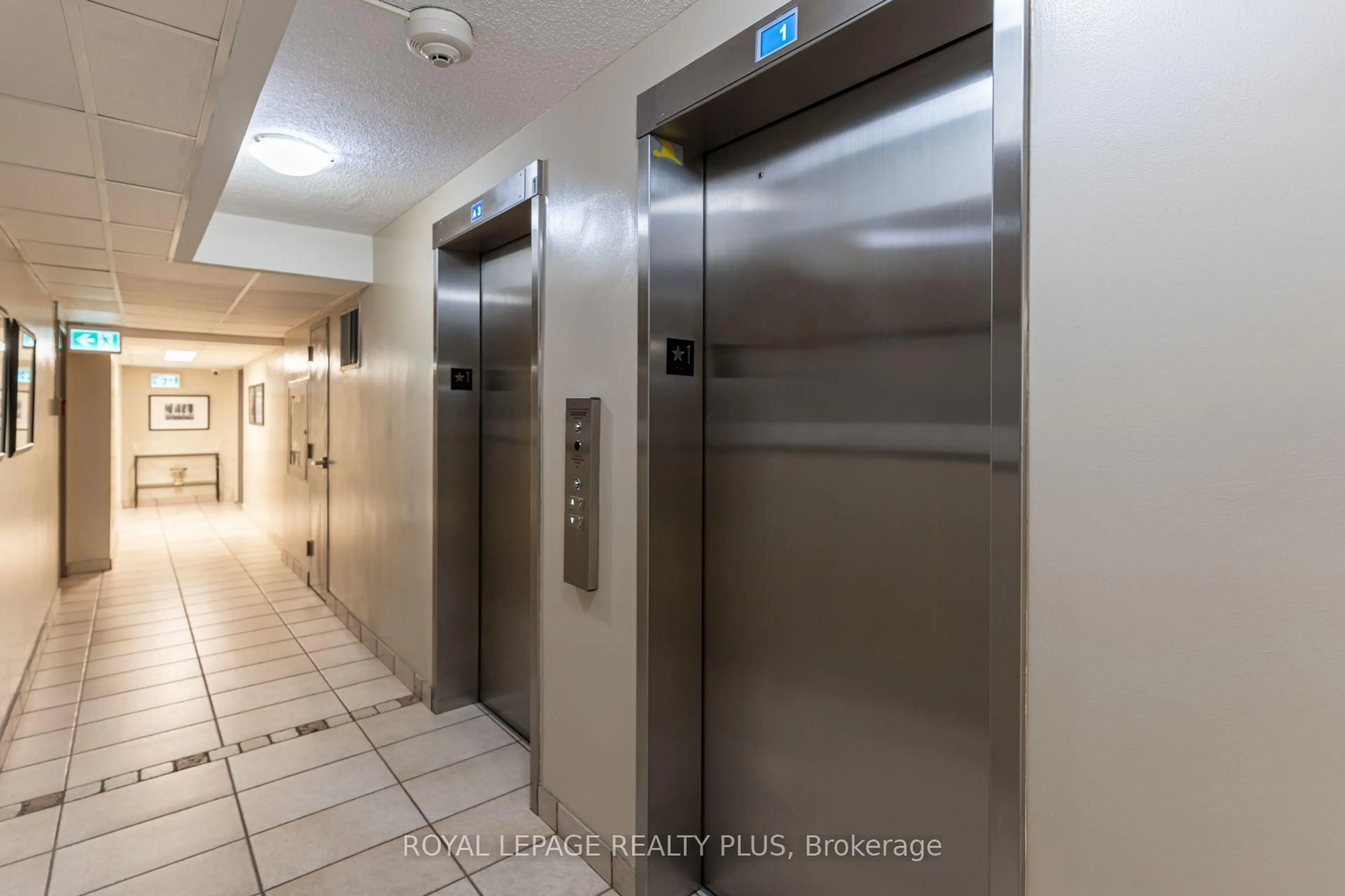 Indoor foyer for 39 Stavebank Rd #PH 4, Mississauga Ontario L5G 4N7
