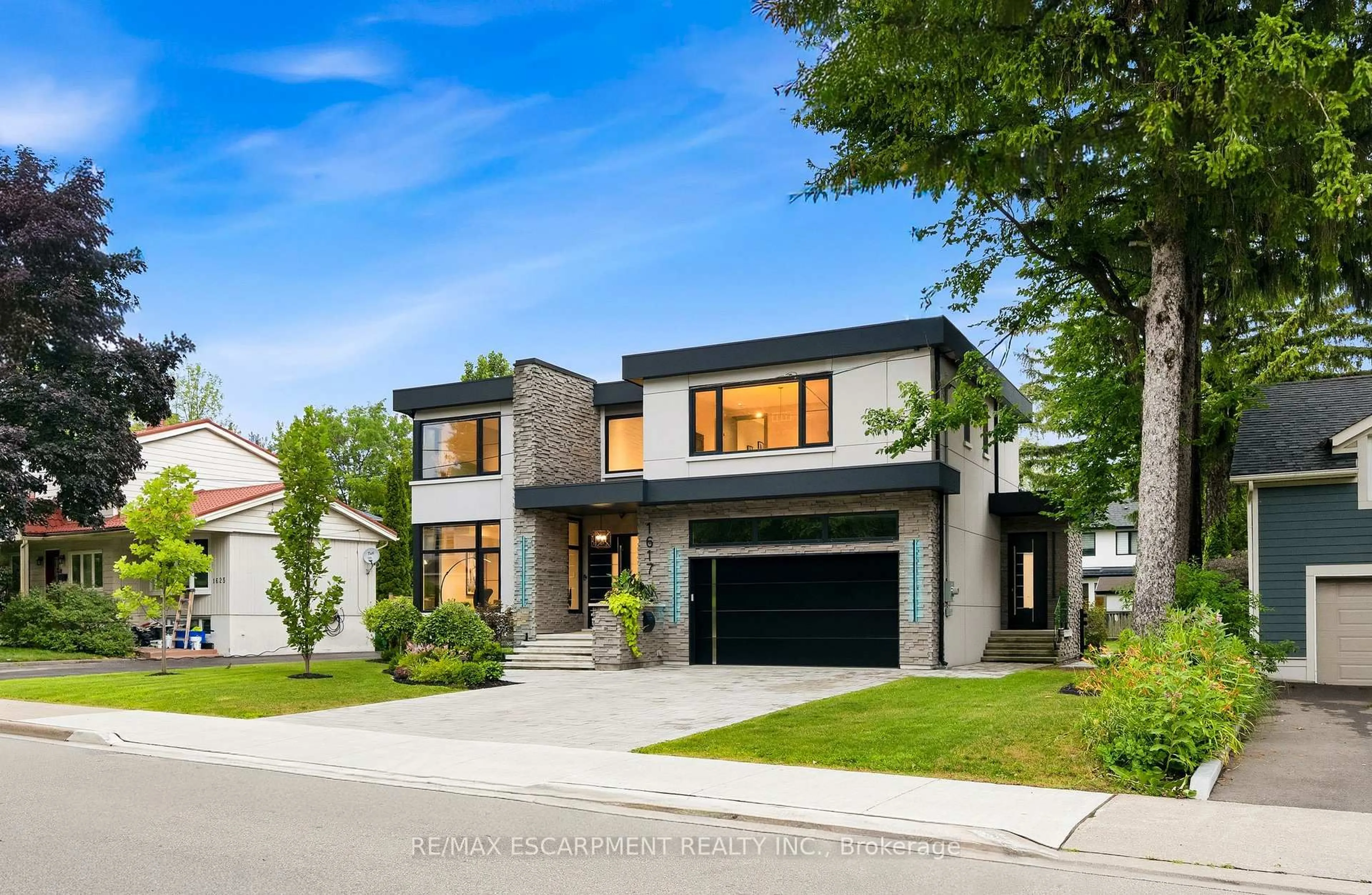 Home with brick exterior material, street for 1617 Trotwood Ave, Mississauga Ontario L5G 3Z8
