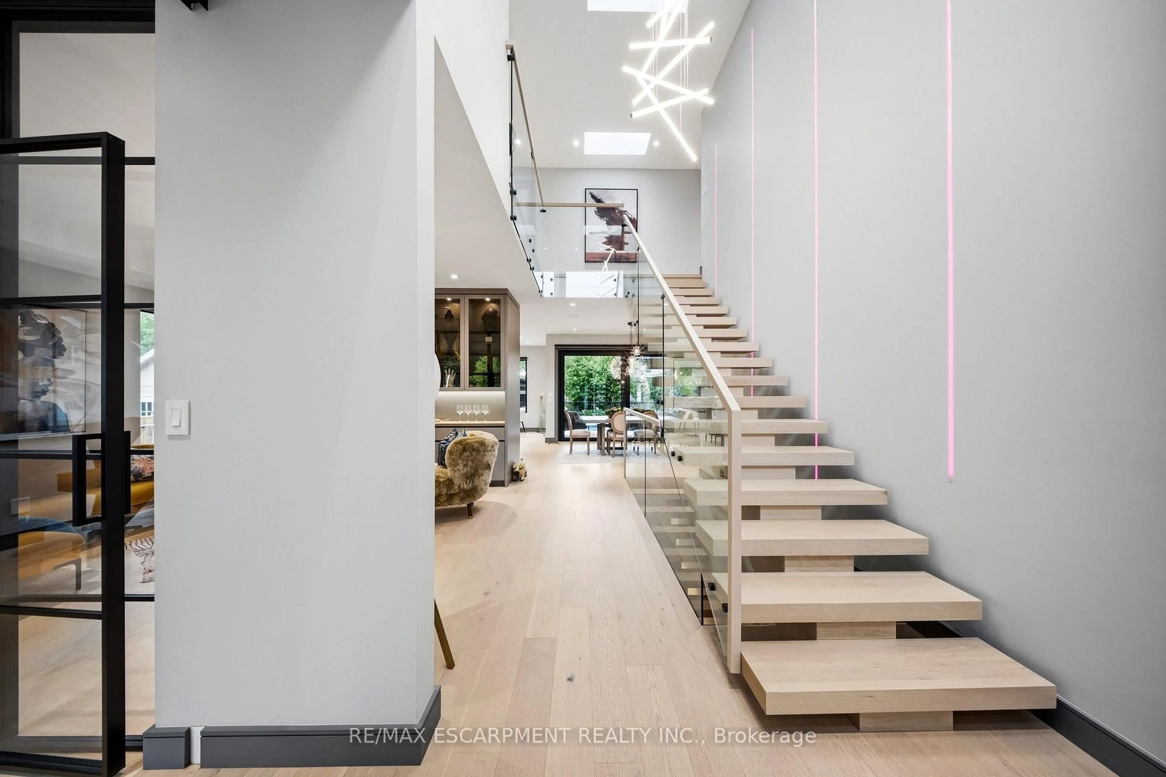 Indoor foyer for 1617 Trotwood Ave, Mississauga Ontario L5G 3Z8