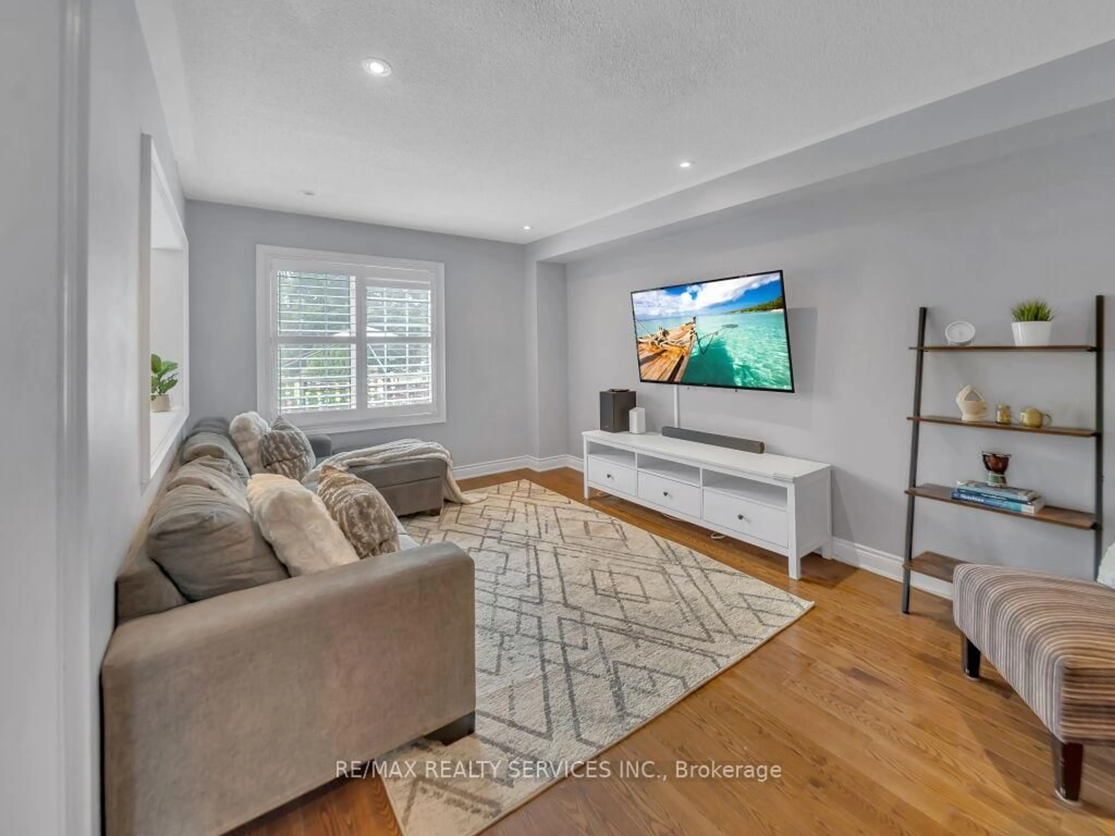 Living room with furniture, unknown for 122 Dells Cres, Brampton Ontario L7A 2X1
