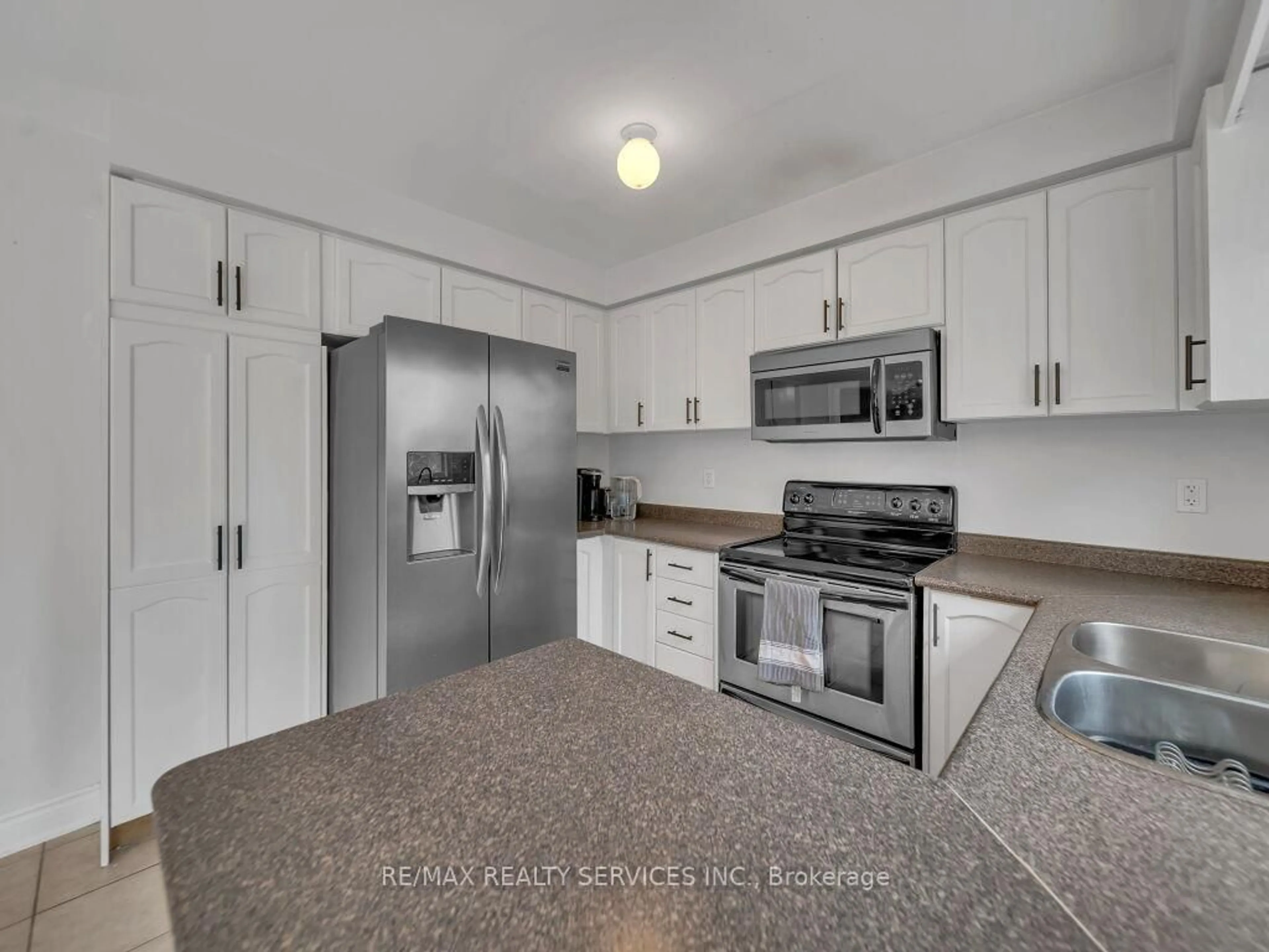 Standard kitchen, unknown for 122 Dells Cres, Brampton Ontario L7A 2X1