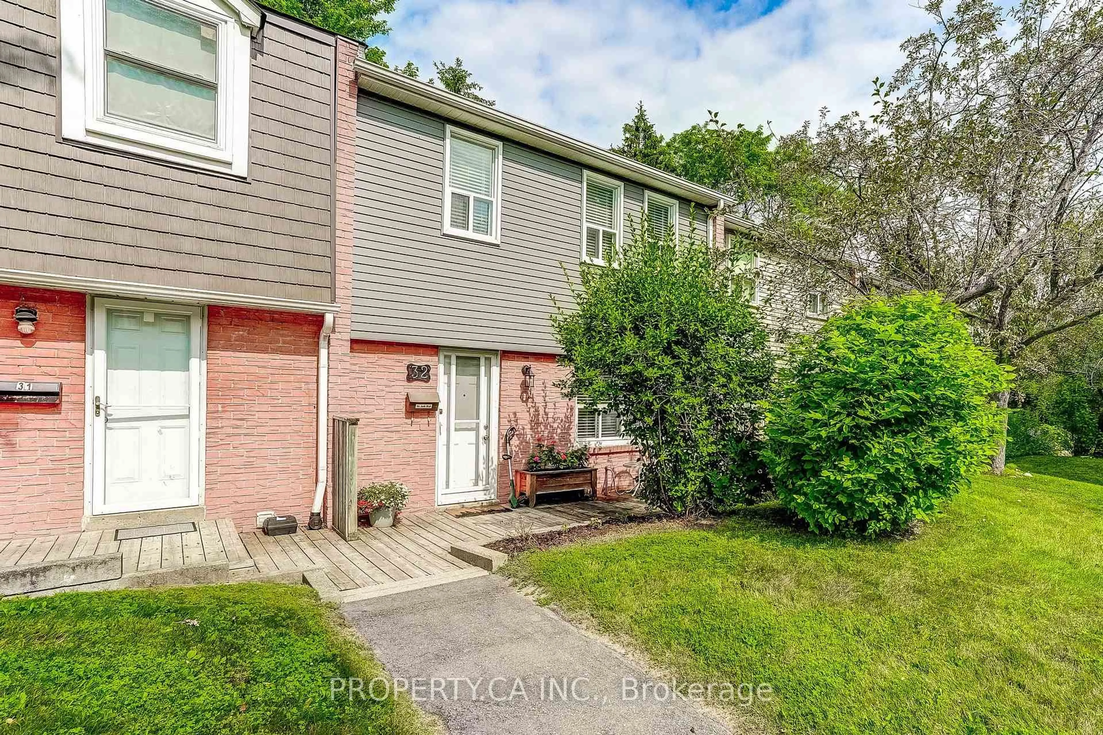 A pic from outside/outdoor area/front of a property/back of a property/a pic from drone, street for 1050 Shawnmarr Rd #32, Mississauga Ontario L5H 3V1