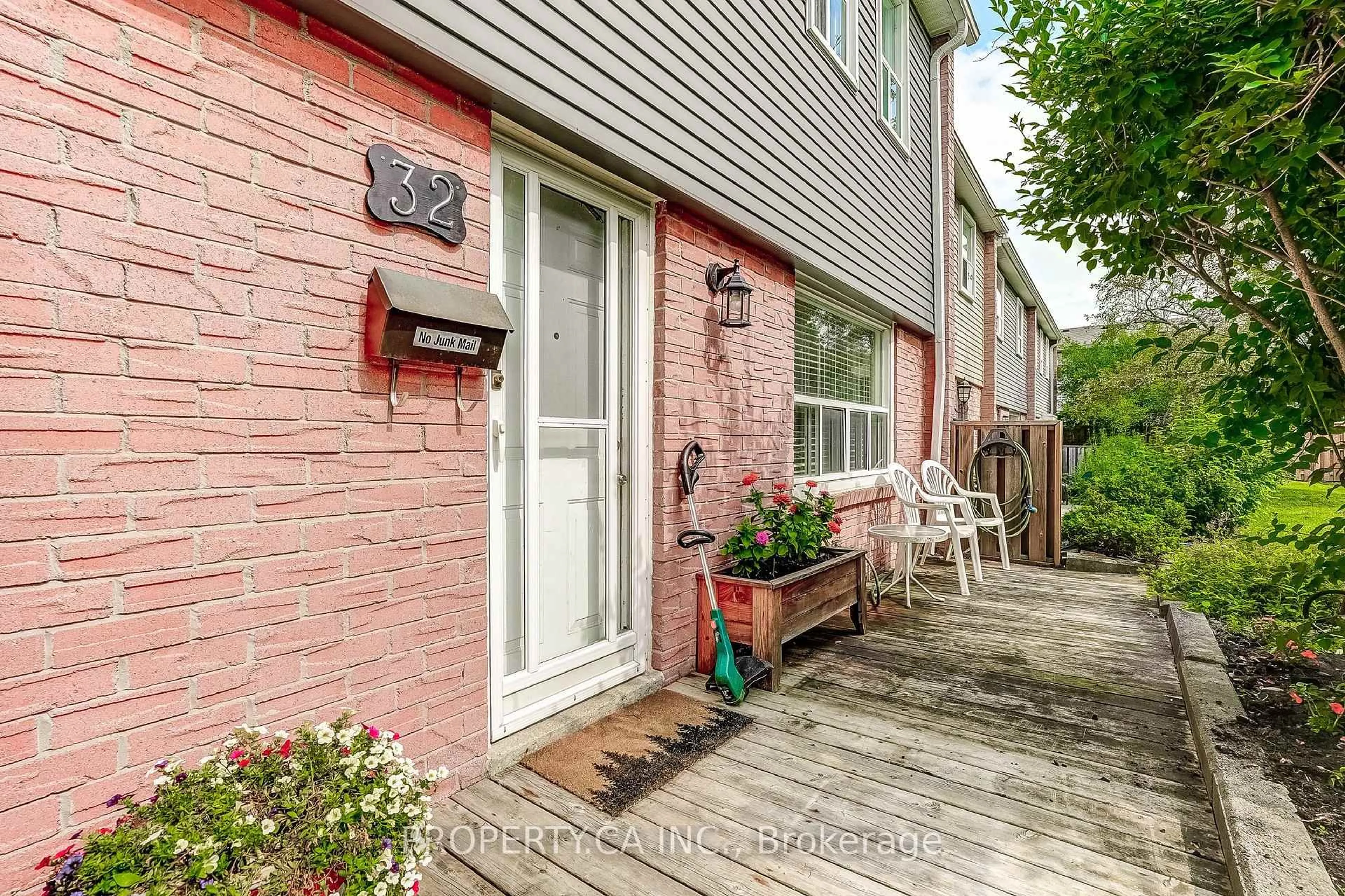 Home with brick exterior material, street for 1050 Shawnmarr Rd #32, Mississauga Ontario L5H 3V1