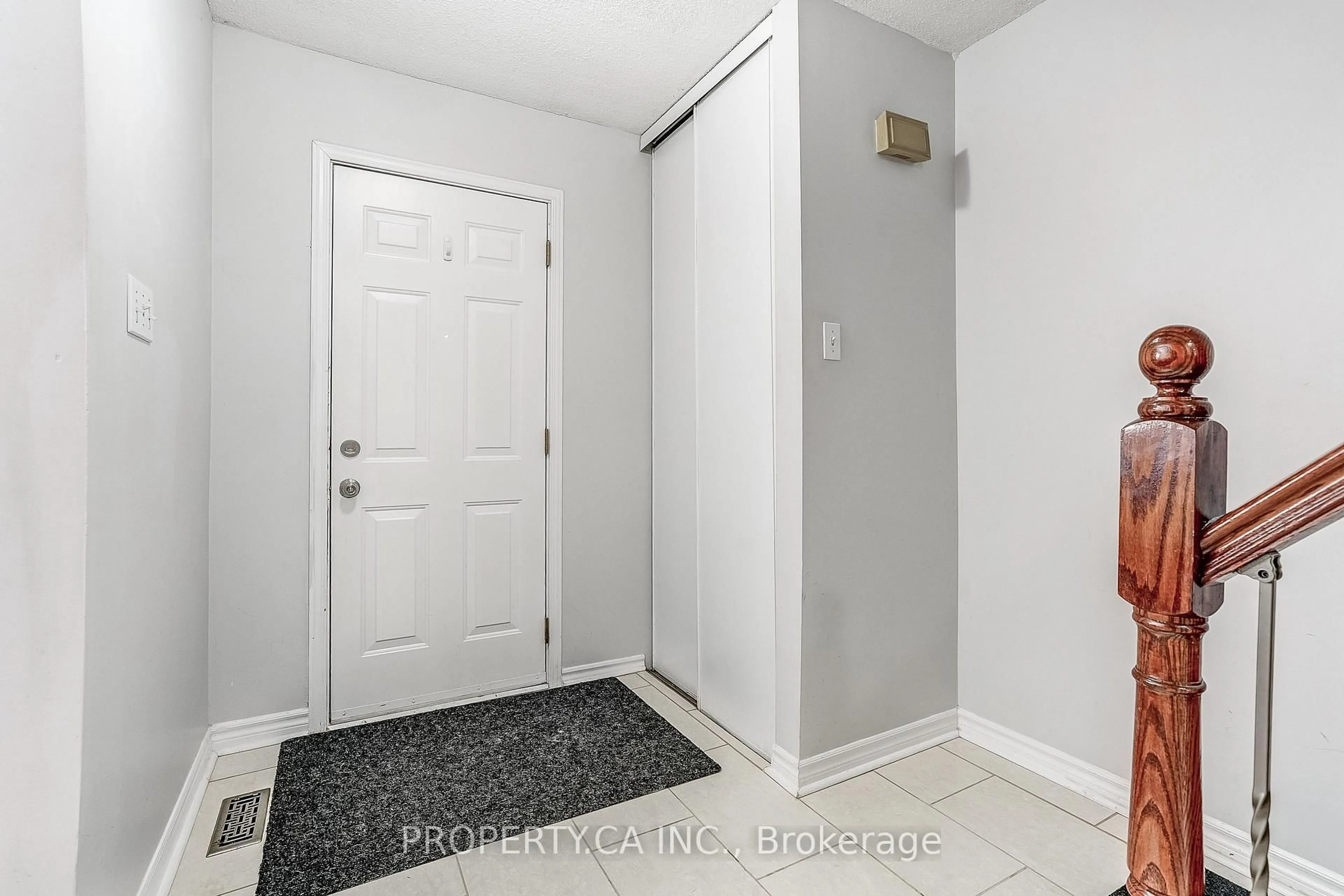 Indoor entryway for 1050 Shawnmarr Rd #32, Mississauga Ontario L5H 3V1