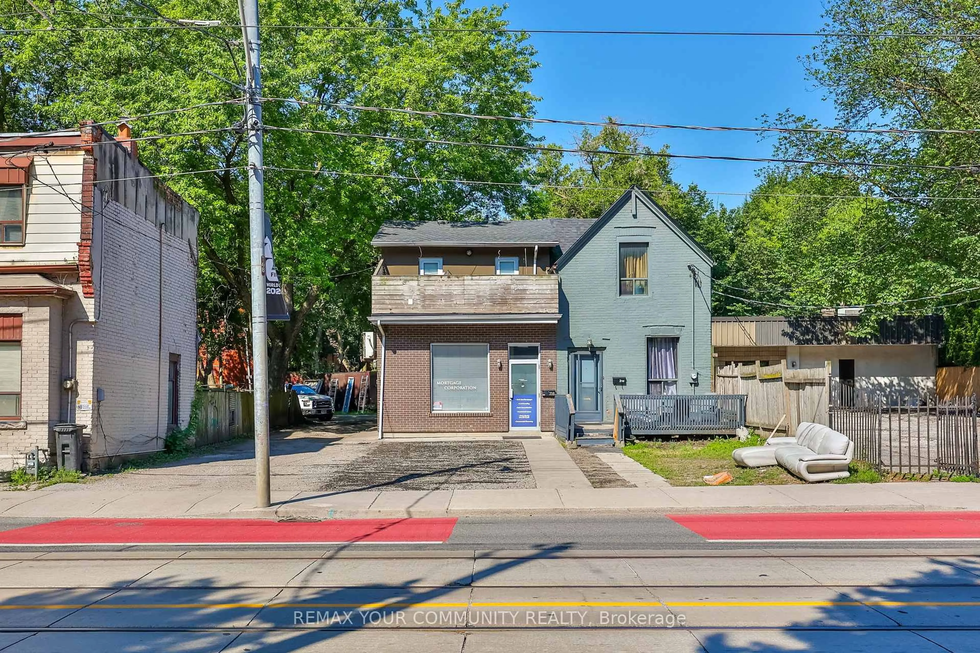 A pic from outside/outdoor area/front of a property/back of a property/a pic from drone, street for 316 Dufferin St, Toronto Ontario M6K 1Z6
