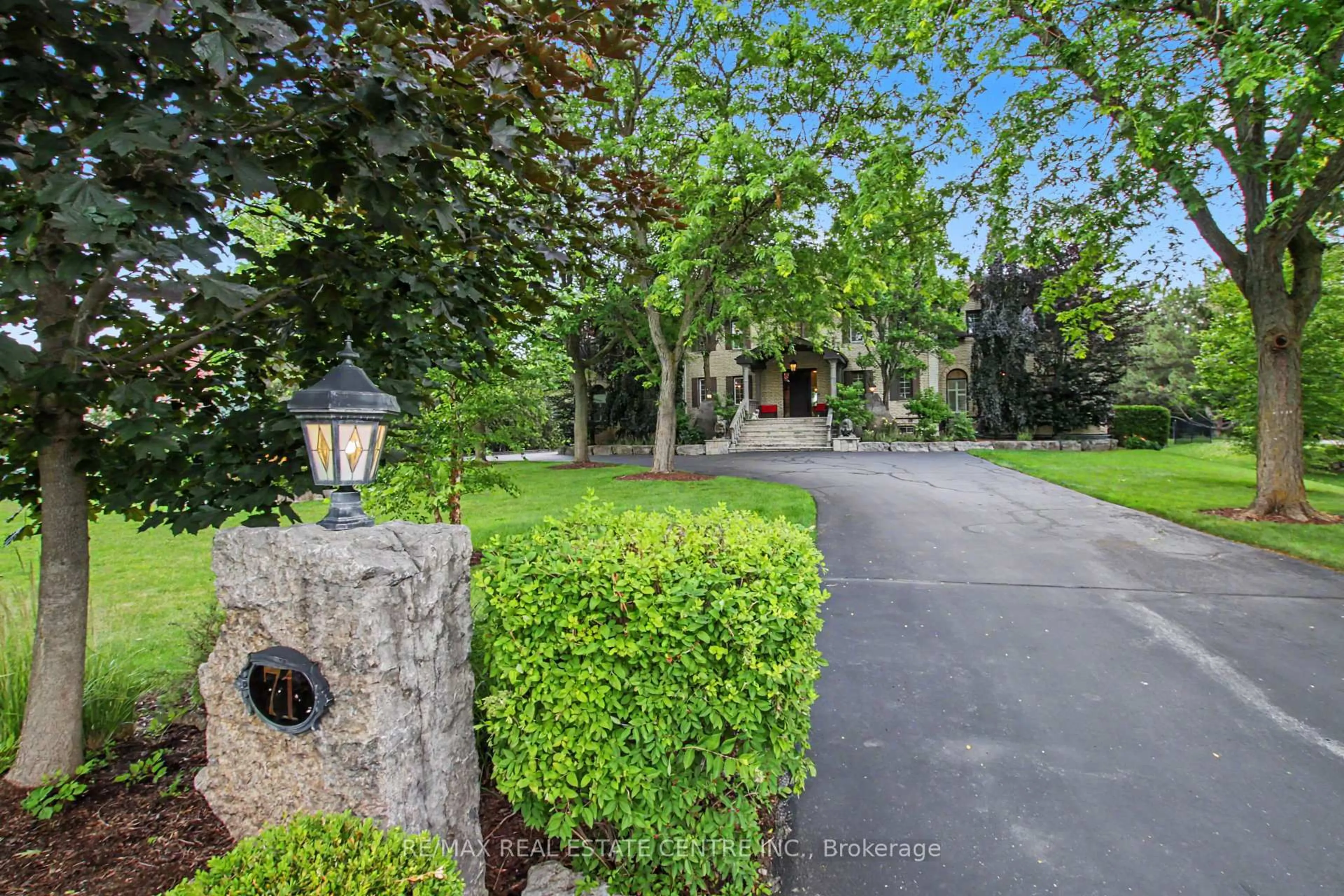 A pic from outside/outdoor area/front of a property/back of a property/a pic from drone, street for 71 Mae Crt, Milton Ontario L0P 1B0