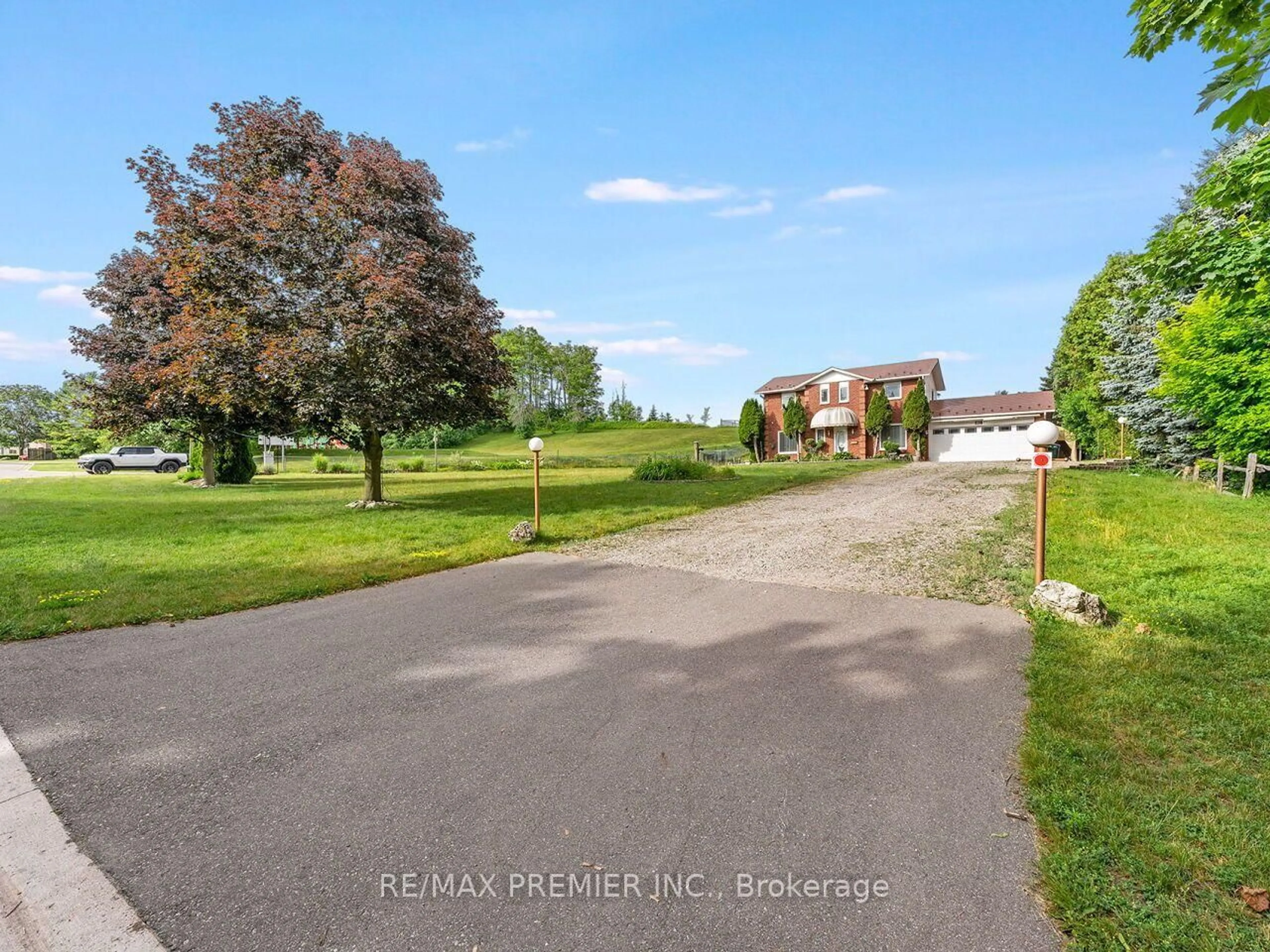 A pic from outside/outdoor area/front of a property/back of a property/a pic from drone, street for 28 Emeline St, Caledon Ontario L7K 0C7
