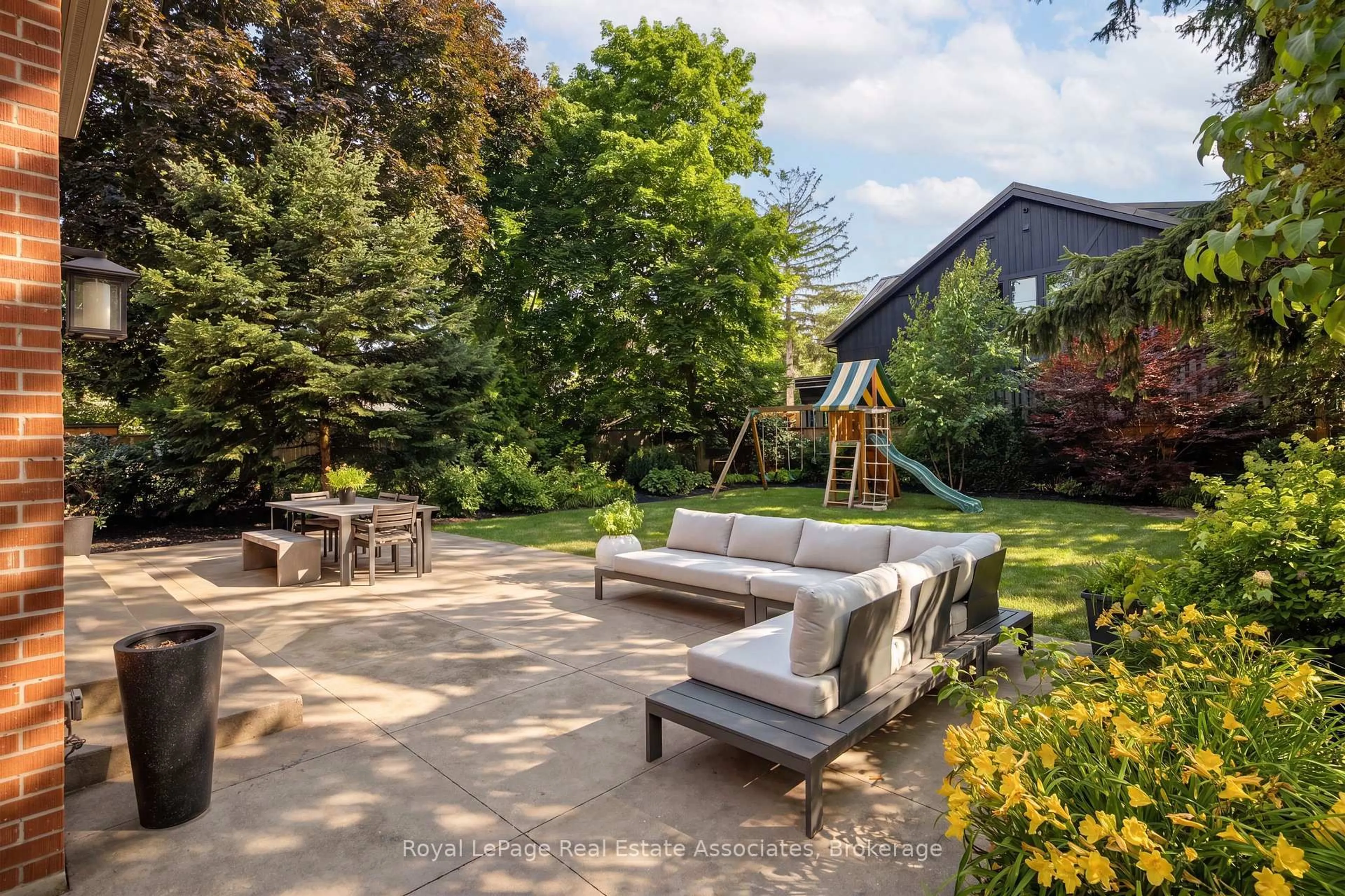 Patio, street for 1972 Russett Rd, Mississauga Ontario L4Y 1B6