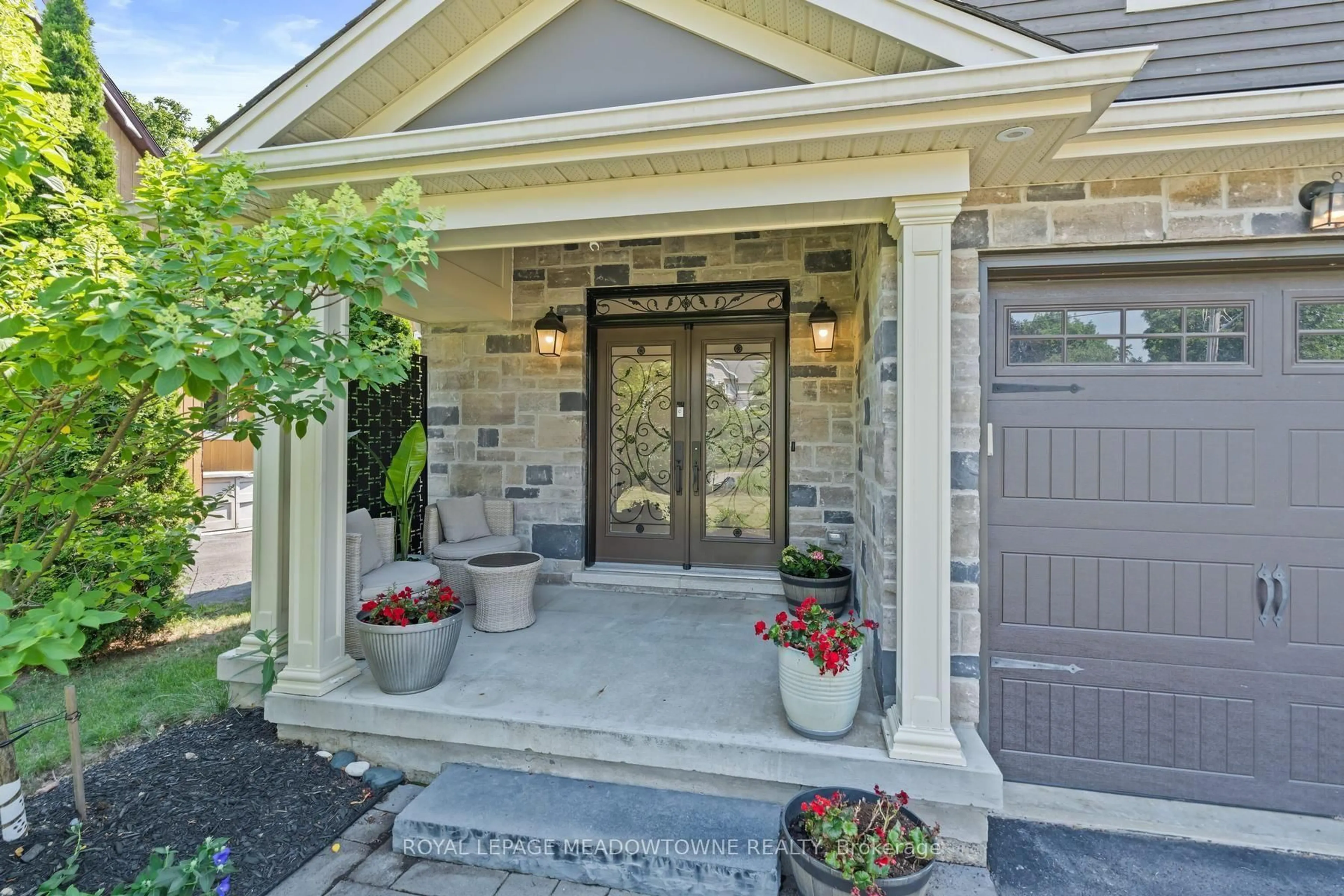 Indoor entryway for 17 Ontario St, Halton Hills Ontario L7G 3K5