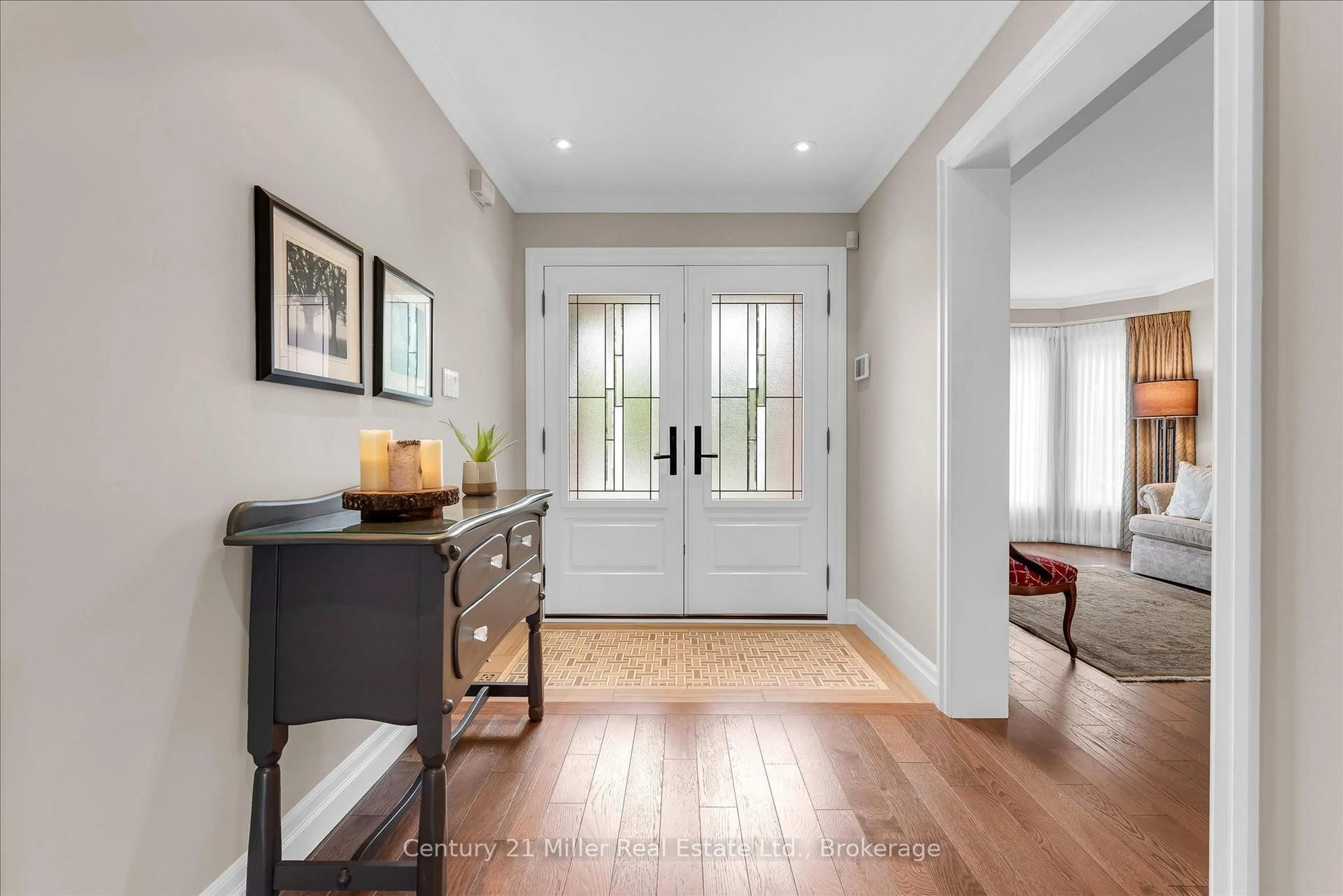 Indoor entryway for 1539 Bayshire Dr, Oakville Ontario L6H 6E5