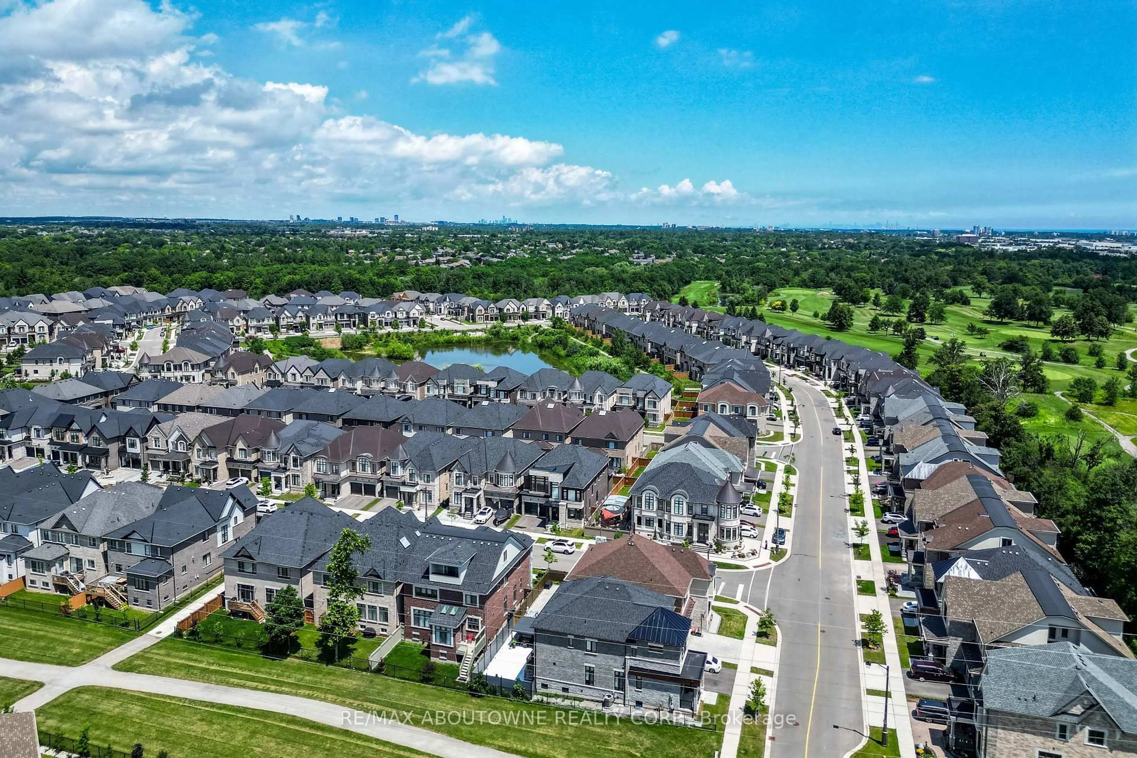 A pic from outside/outdoor area/front of a property/back of a property/a pic from drone, street for 1217 Ironbridge Rd, Oakville Ontario L6M 5M5