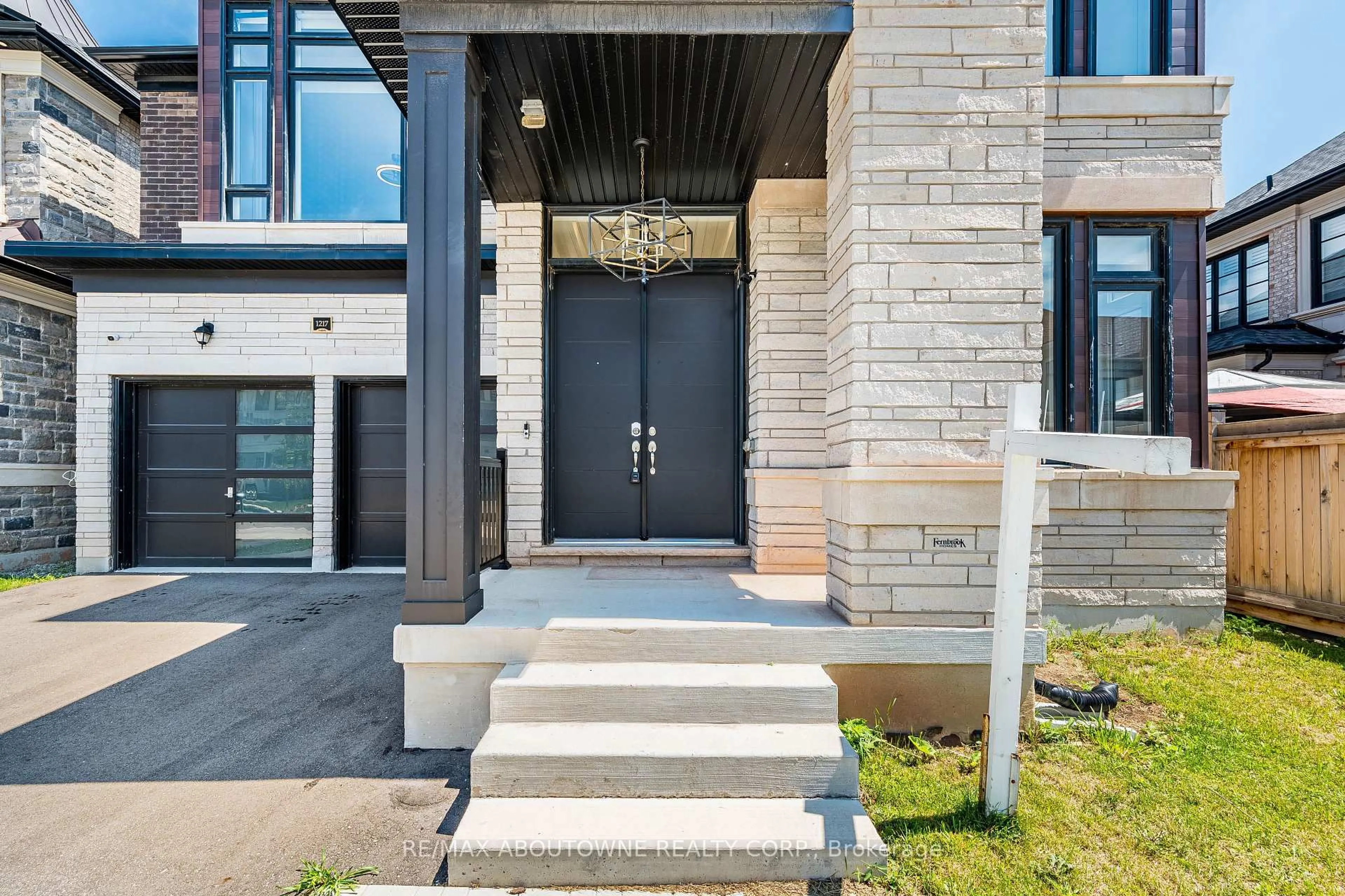 Indoor entryway for 1217 Ironbridge Rd, Oakville Ontario L6M 5M5