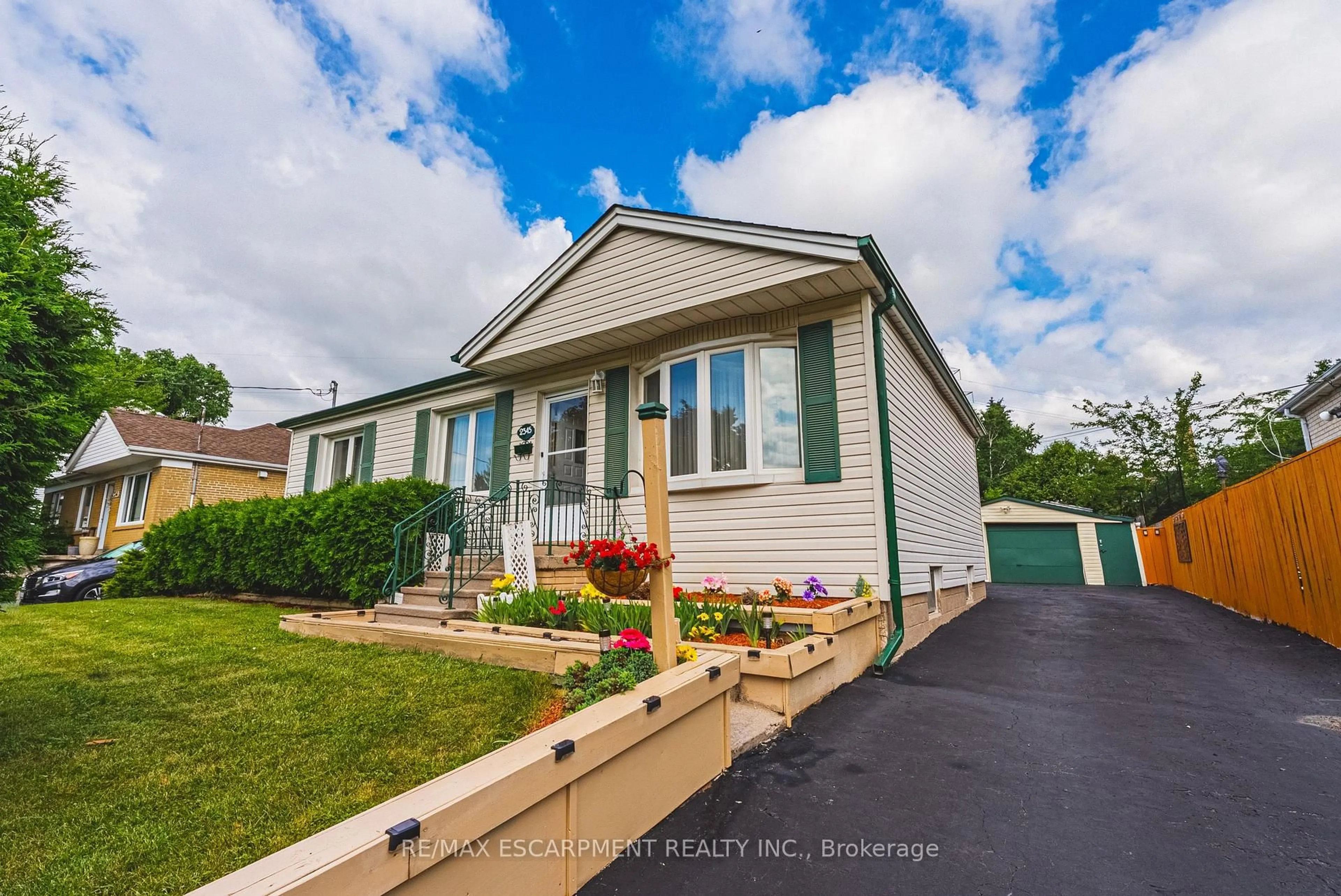 Home with vinyl exterior material, street for 2345 Gibbon St, Burlington Ontario L7P 1G3