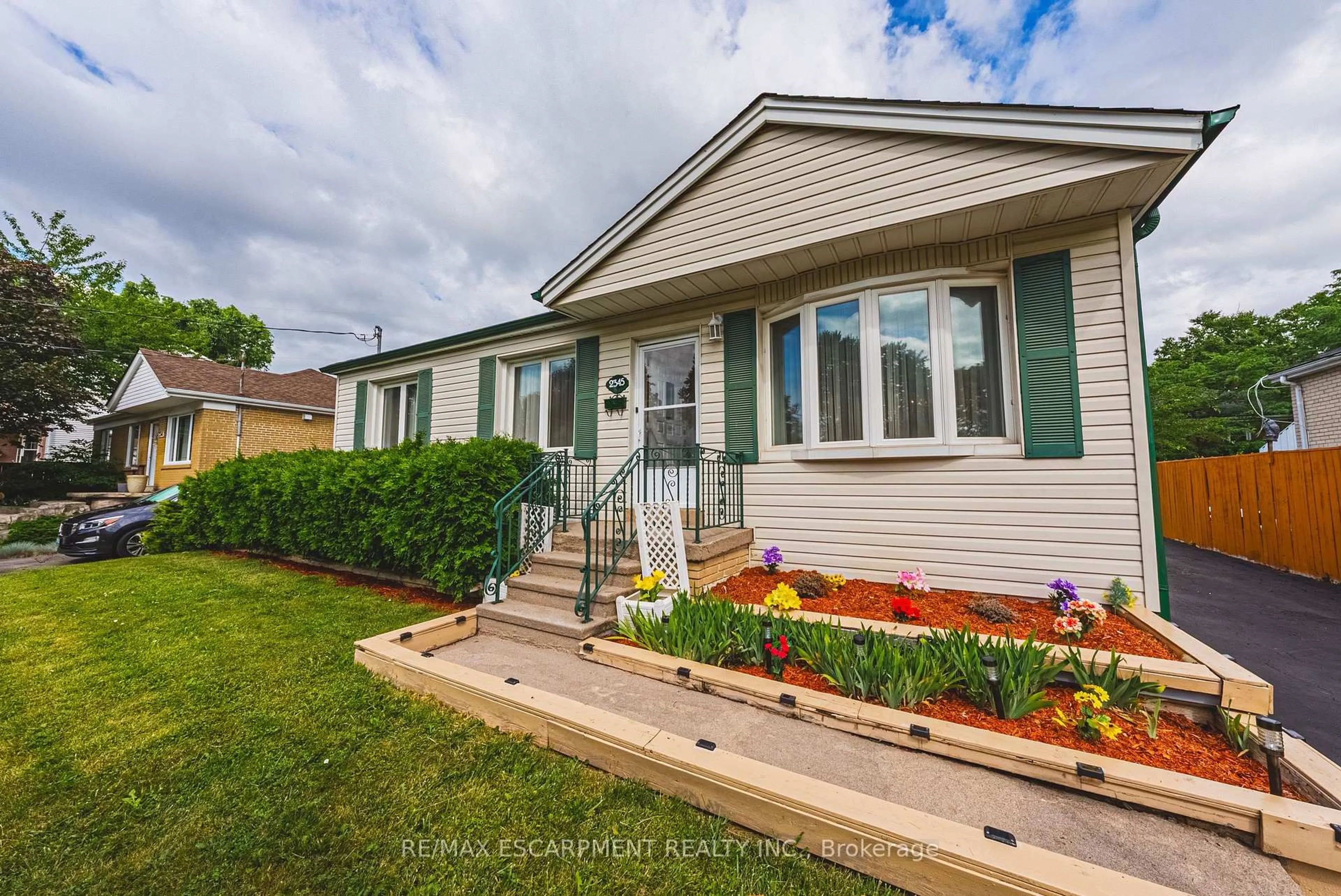 Home with vinyl exterior material, street for 2345 Gibbon St, Burlington Ontario L7P 1G3