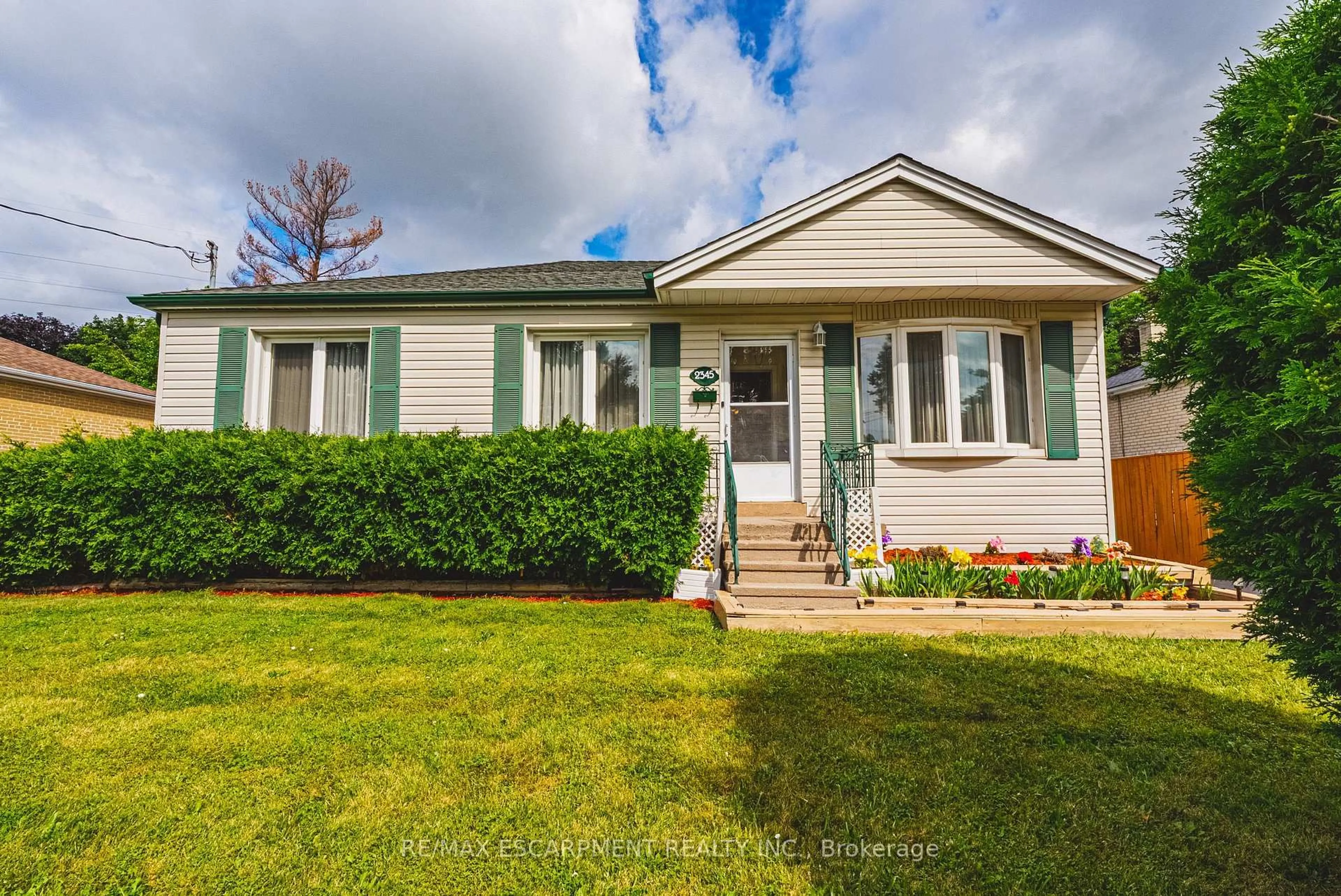 Home with vinyl exterior material, street for 2345 Gibbon St, Burlington Ontario L7P 1G3
