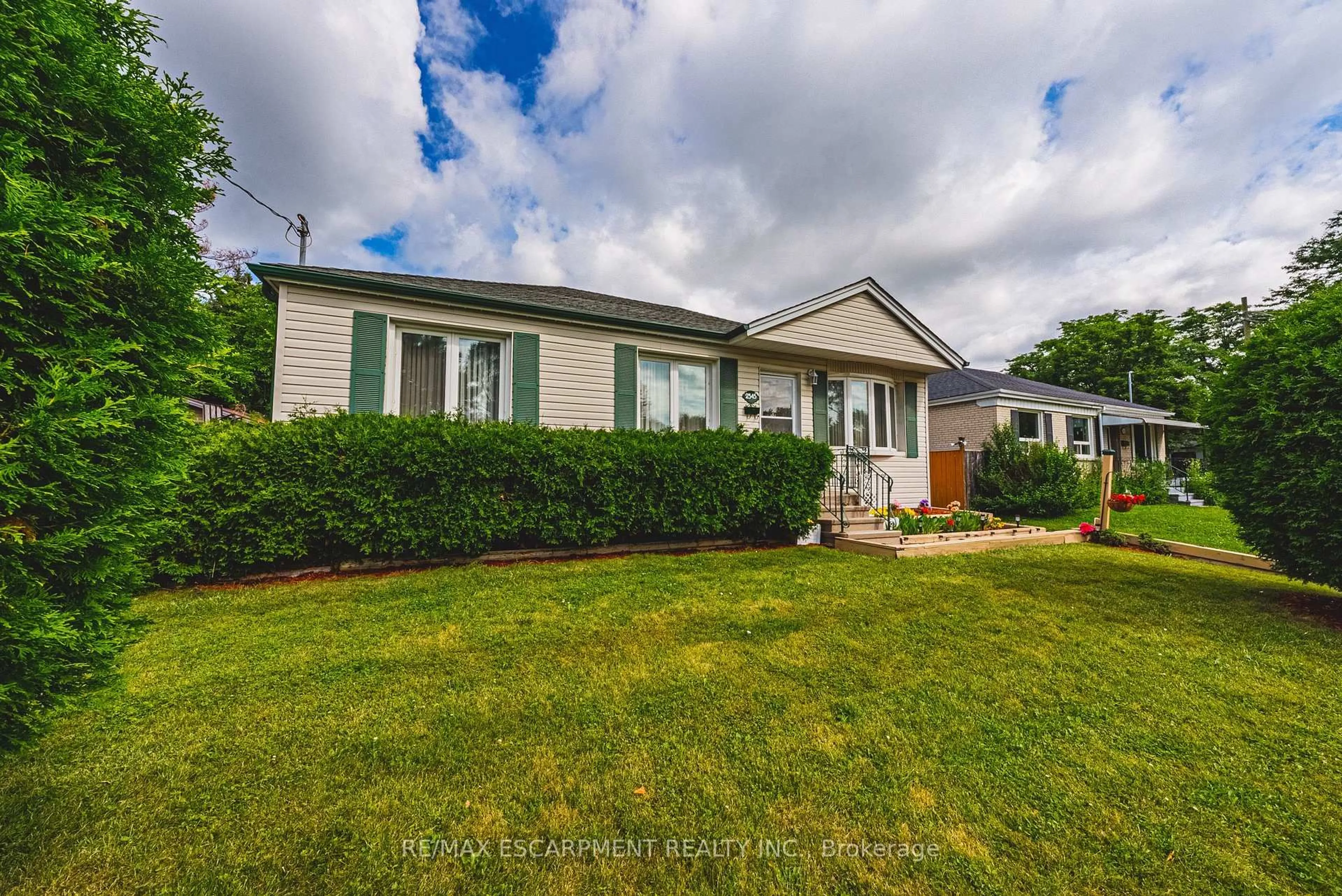 A pic from outside/outdoor area/front of a property/back of a property/a pic from drone, street for 2345 Gibbon St, Burlington Ontario L7P 1G3