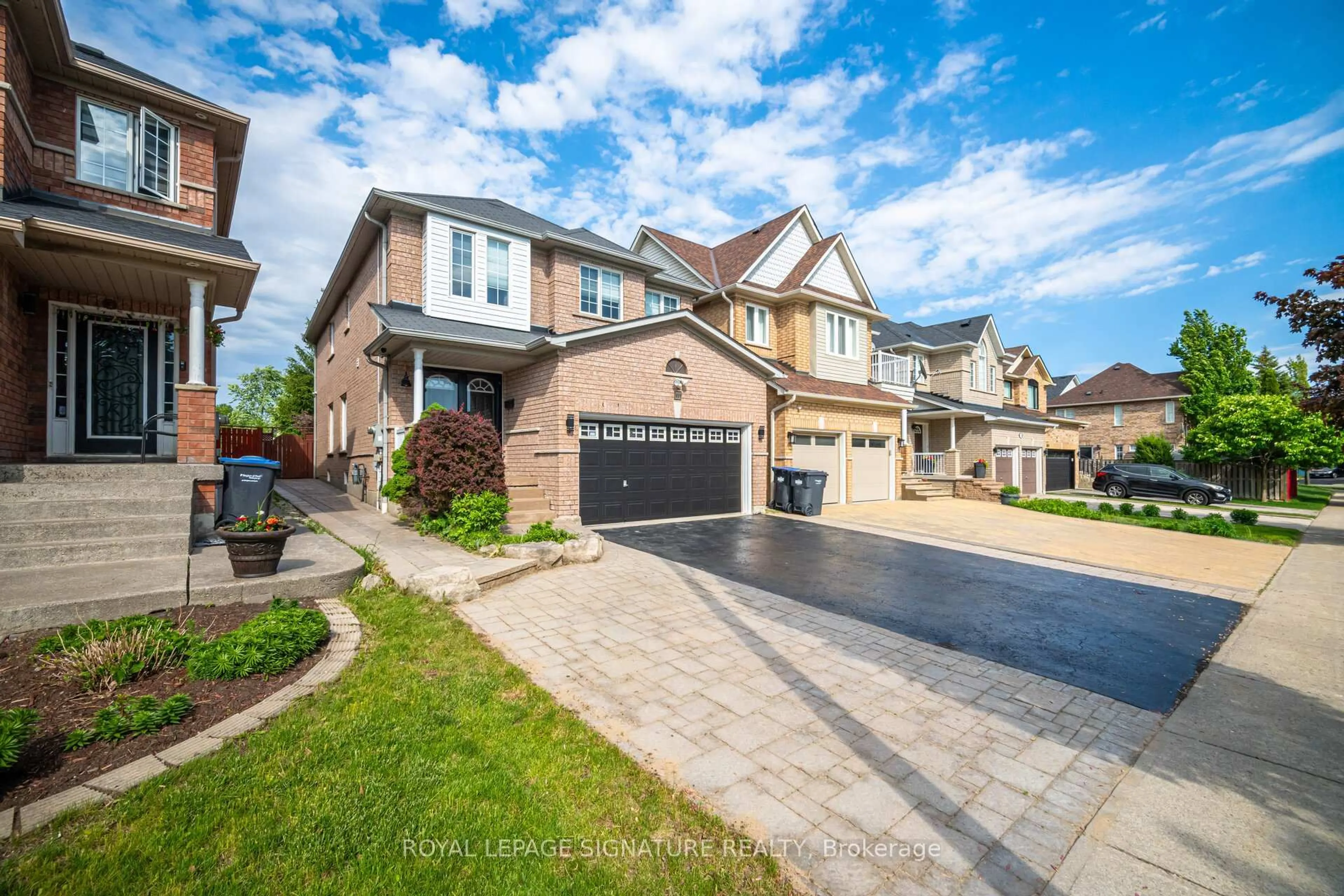 Home with brick exterior material, street for 901 Knotty Pine Grve, Mississauga Ontario L5W 1J9