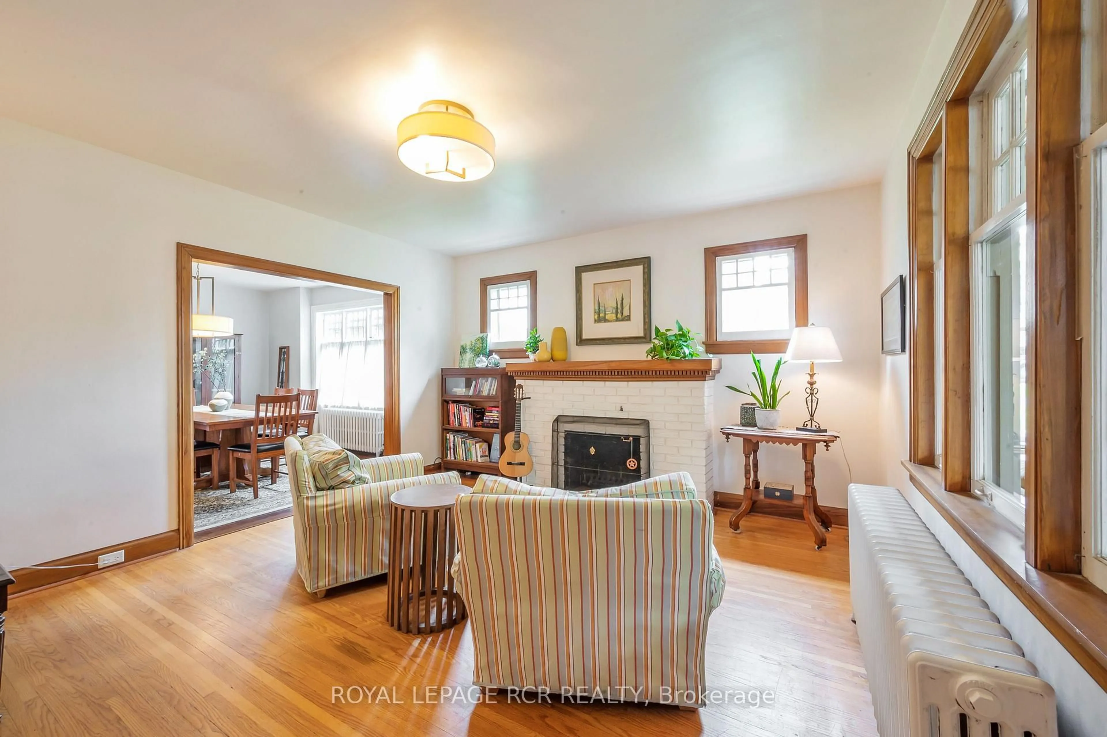 Living room with furniture, wood/laminate floor for 9 York St, Orangeville Ontario L9W 1L7