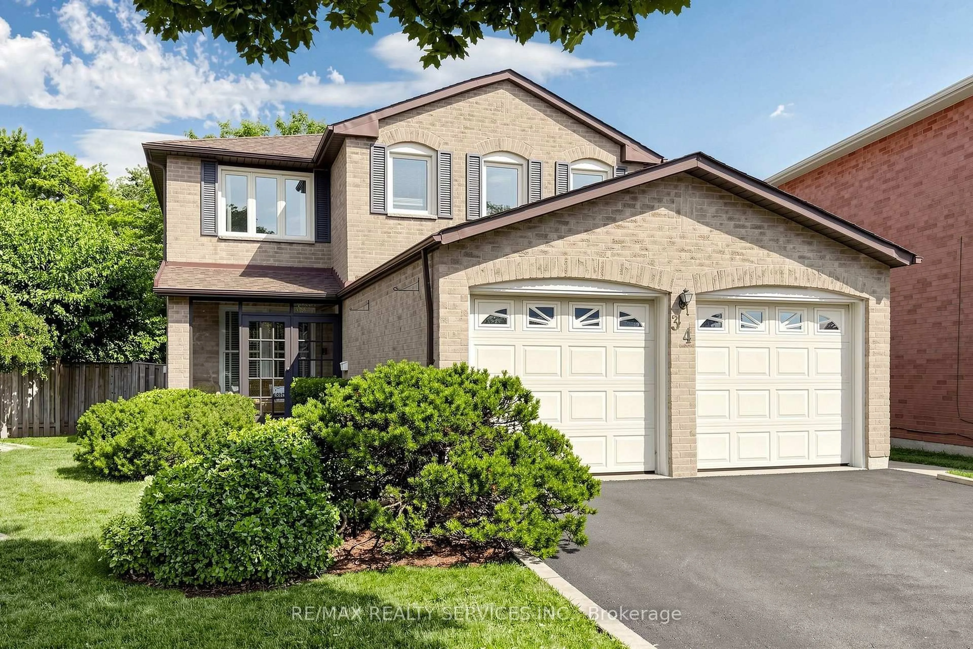 Home with vinyl exterior material, street for 34 Granby Crt, Brampton Ontario L6S 5K1