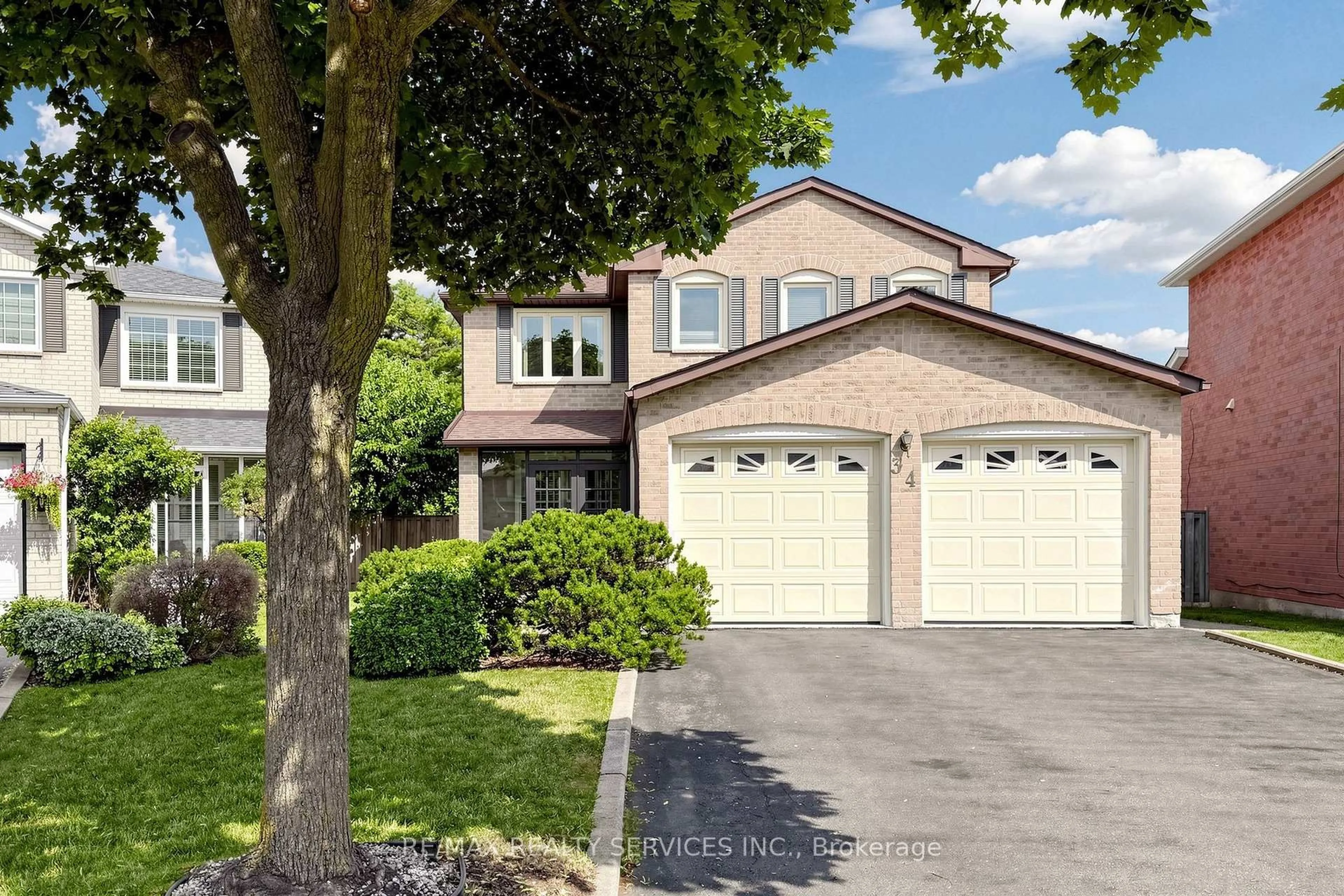 Home with vinyl exterior material, street for 34 Granby Crt, Brampton Ontario L6S 5K1