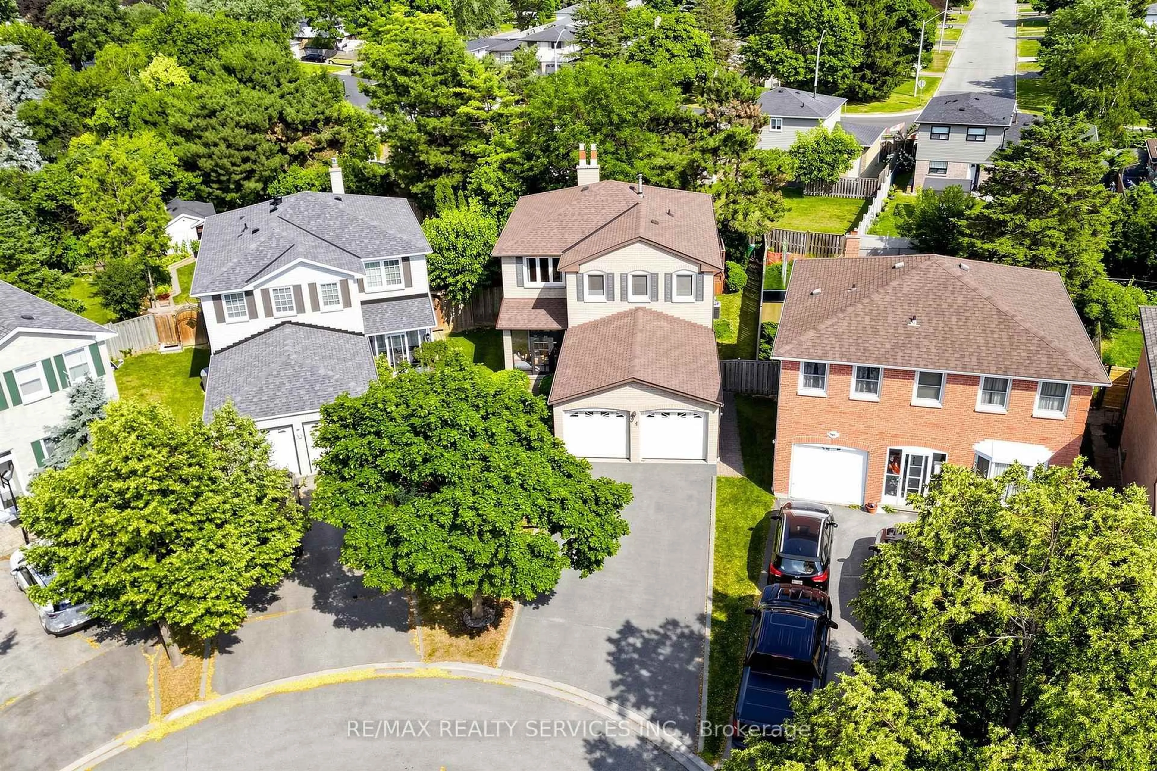 A pic from outside/outdoor area/front of a property/back of a property/a pic from drone, street for 34 Granby Crt, Brampton Ontario L6S 5K1