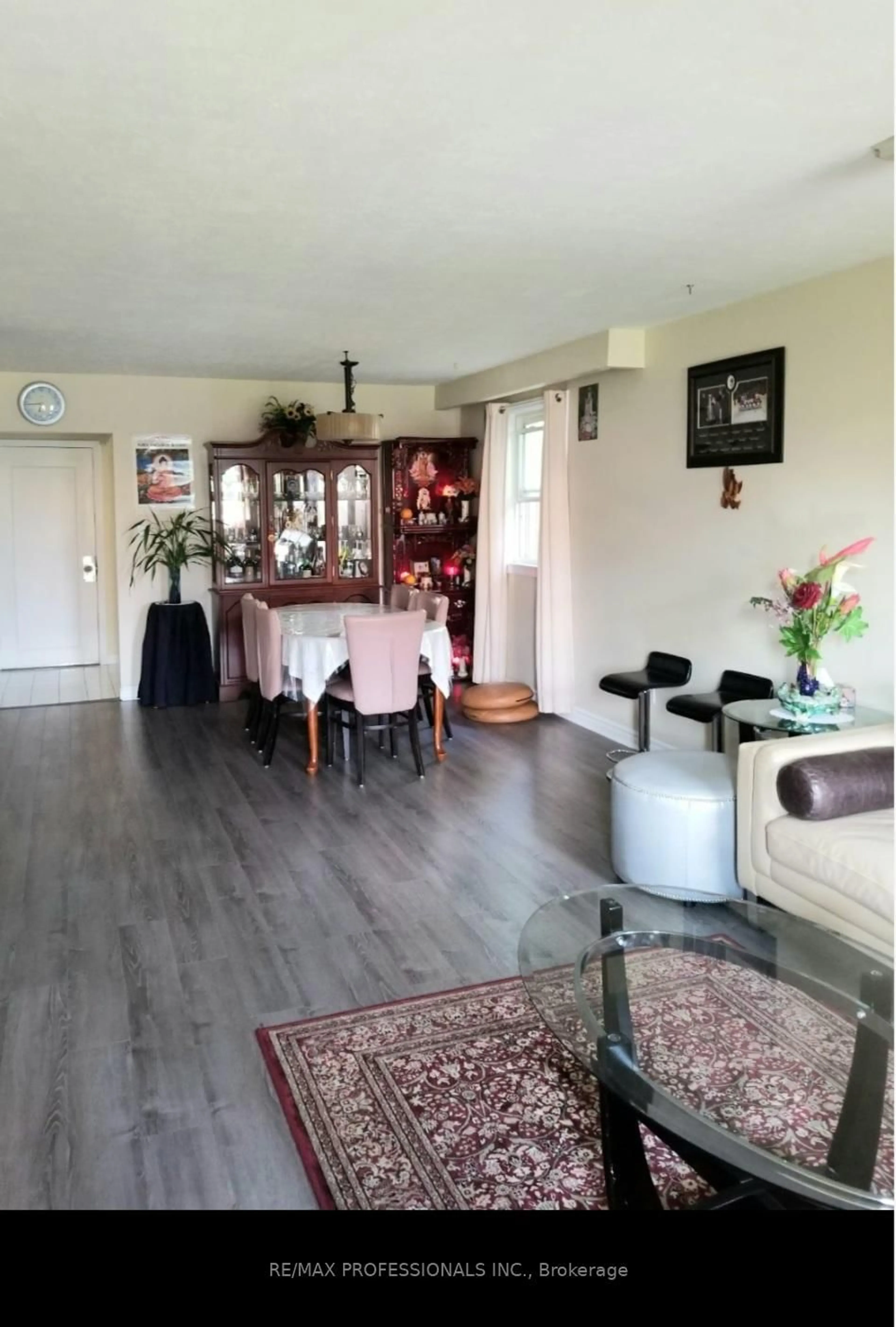 Dining room, wood/laminate floor for 8 Bridesburg Dr, Toronto Ontario M9R 2K3