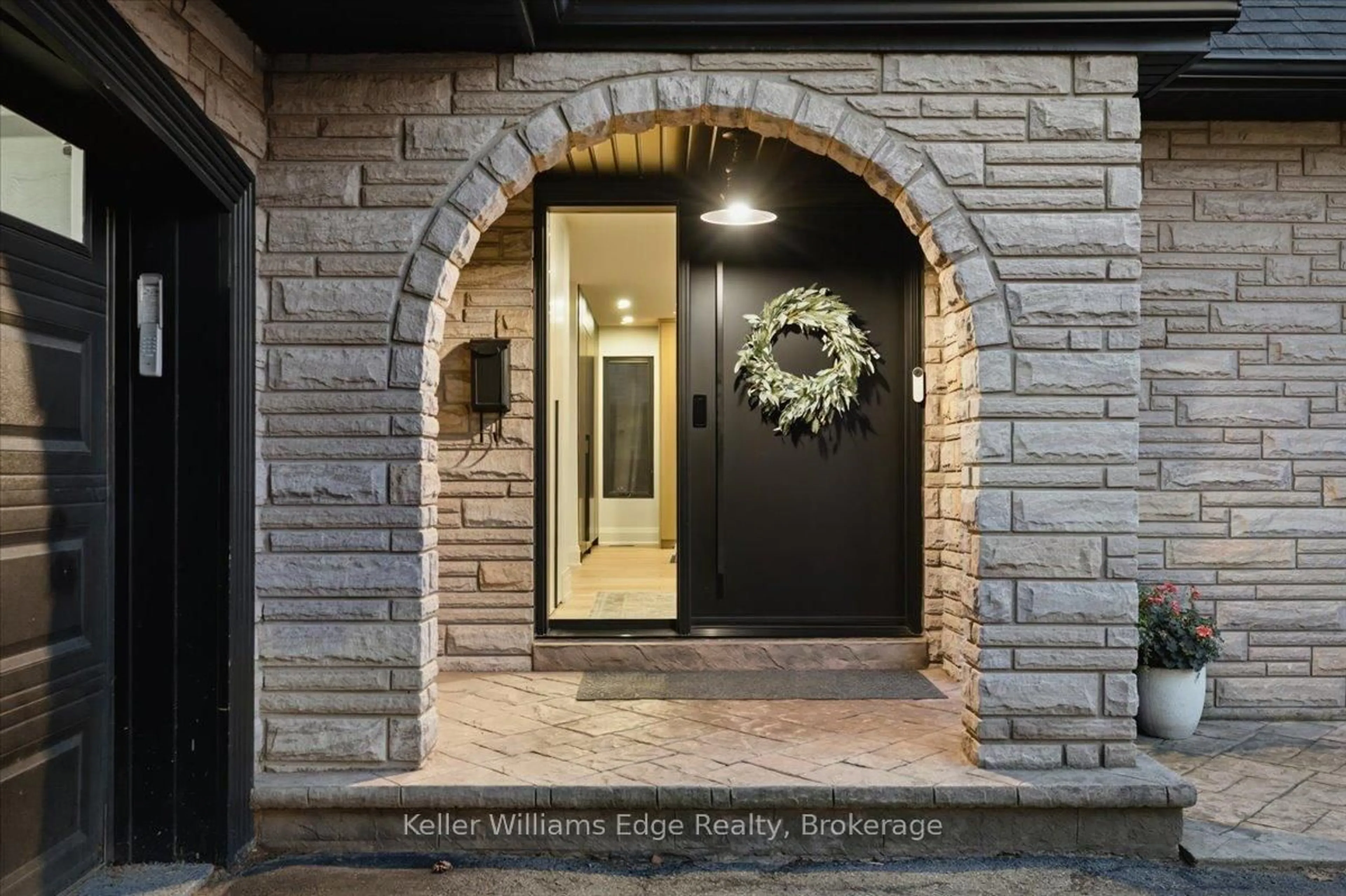Indoor entryway for 519 Wicklow Rd, Burlington Ontario L7T 2J1