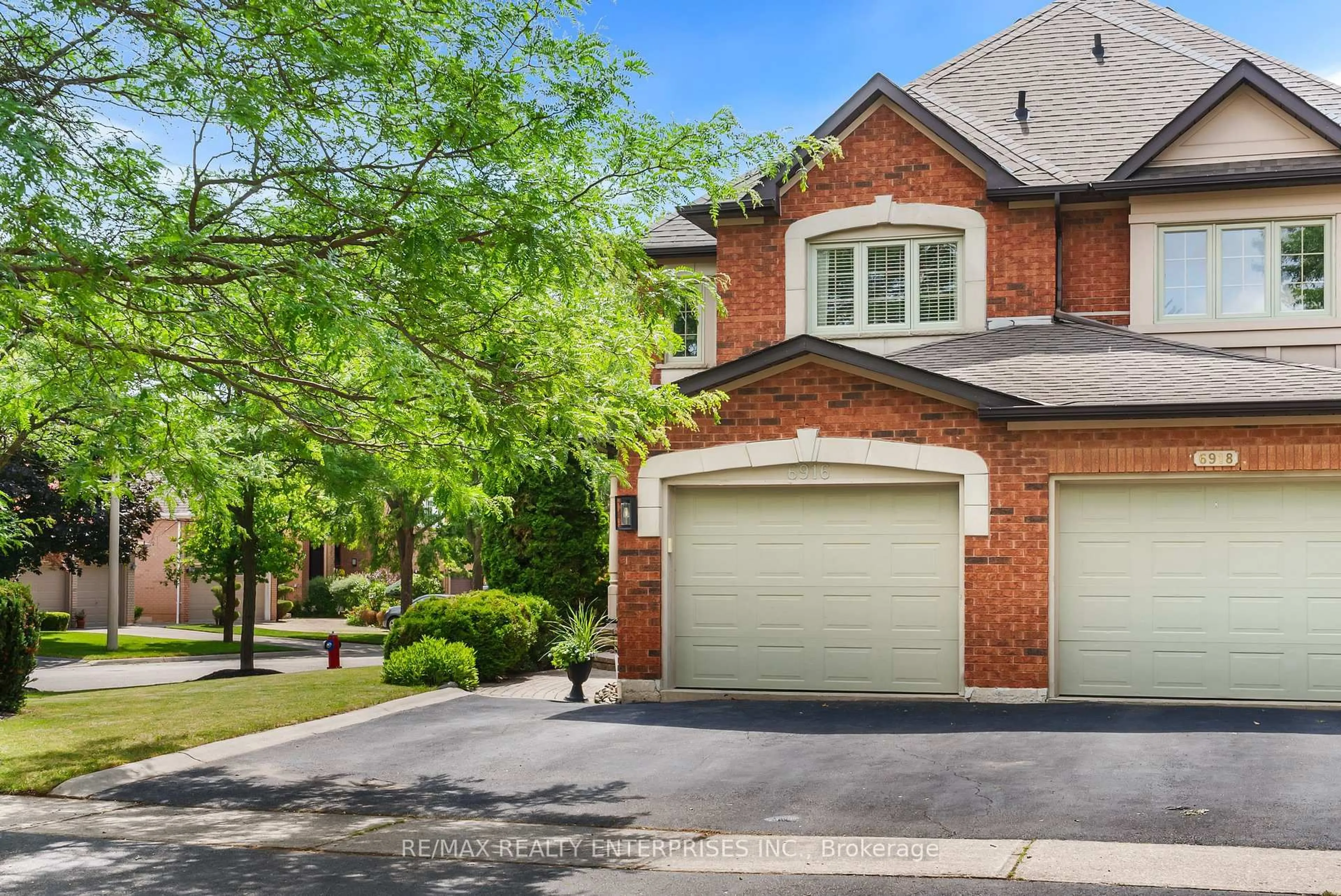 Home with brick exterior material, street for 6916 Yarrow Ave, Mississauga Ontario L5N 7A1