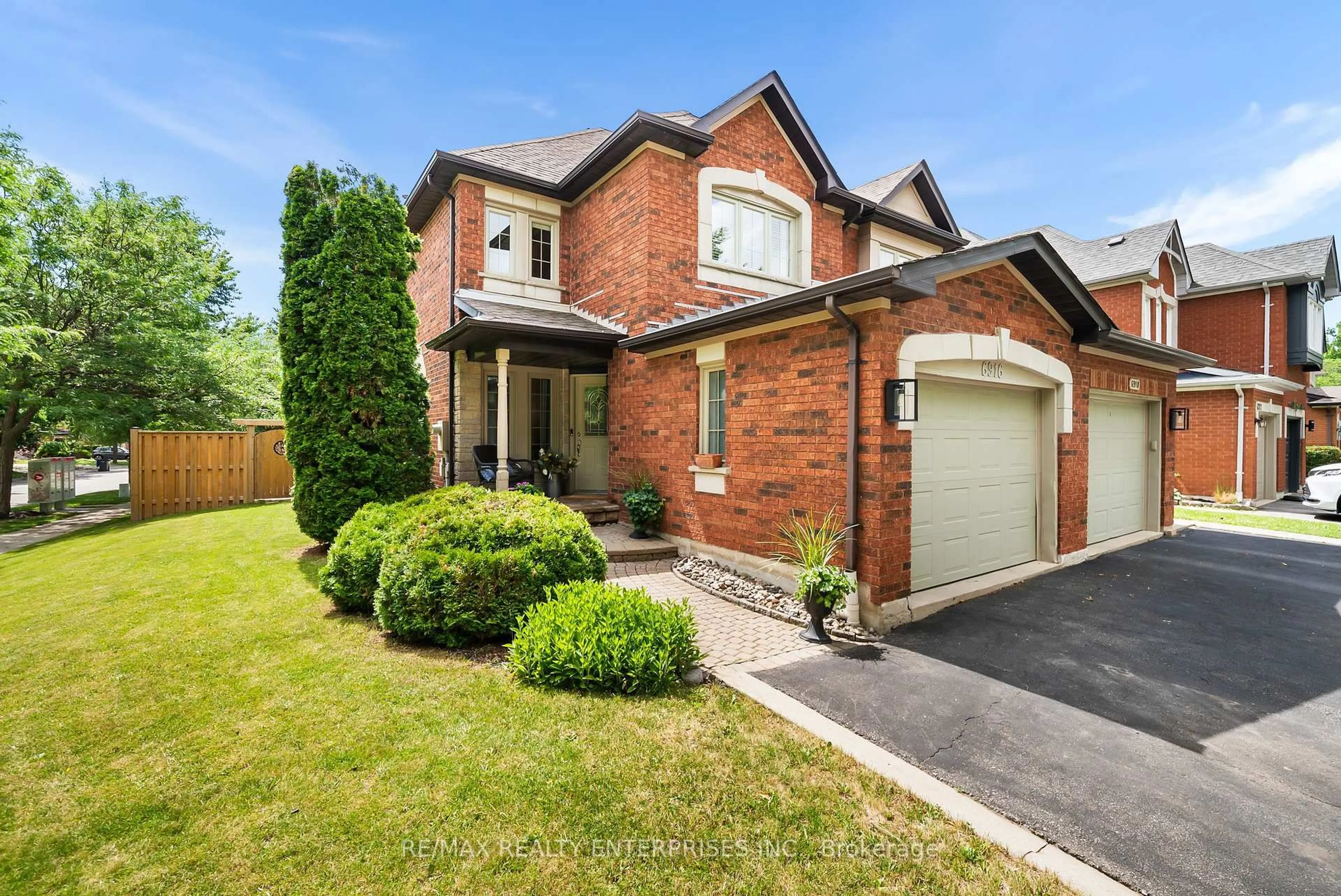 Home with brick exterior material, street for 6916 Yarrow Ave, Mississauga Ontario L5N 7A1