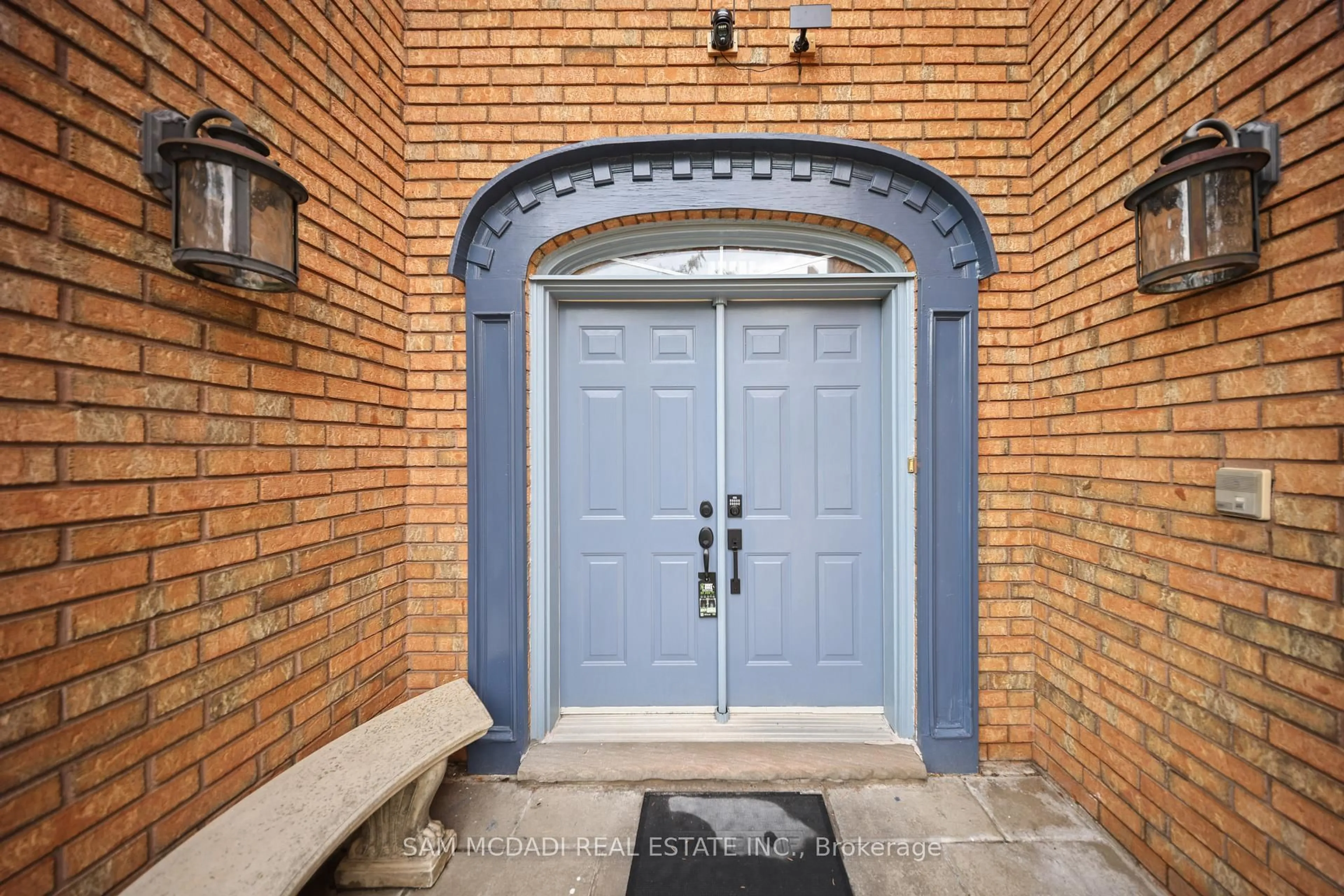 Indoor entryway for 5109 Elderview Crt, Mississauga Ontario L5M 5A9