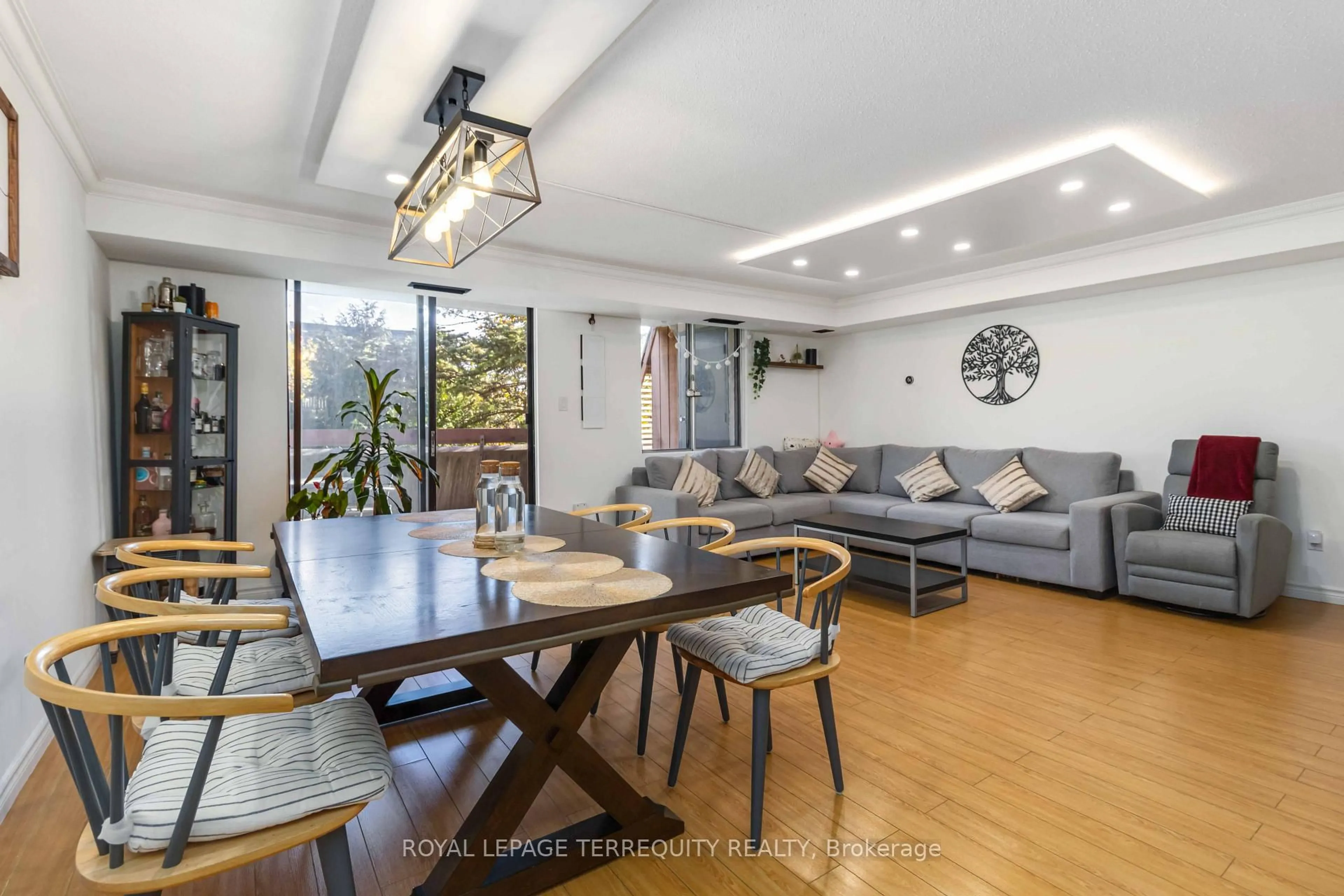 Dining room, wood/laminate floor for 1250 Mississauga Valley Blvd #46, Mississauga Ontario L5A 3R6